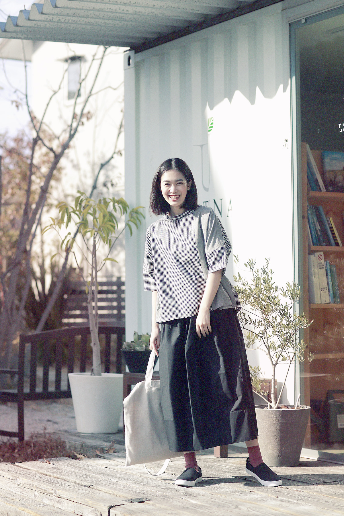 ブラウス姿の女性モデル写真