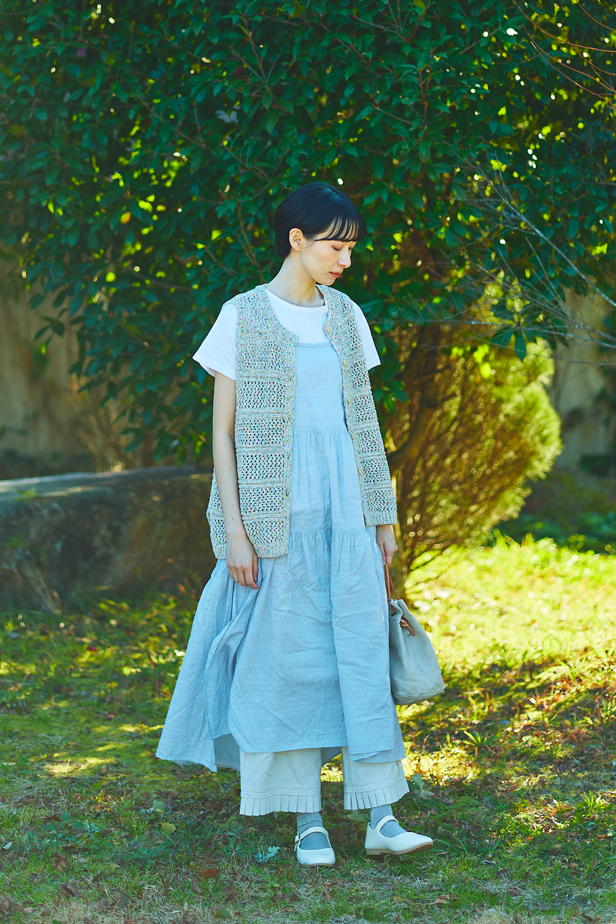 赤のニットを着た女性モデルの写真