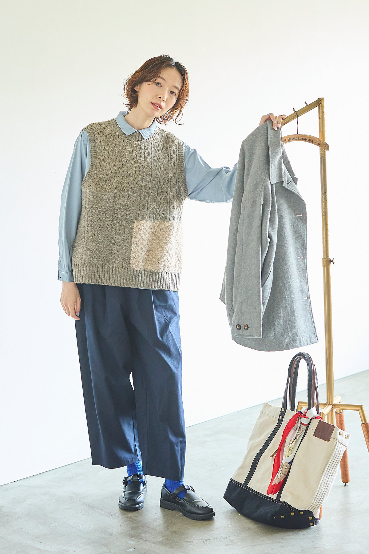 ブラウスとベストを着た女性モデルの写真