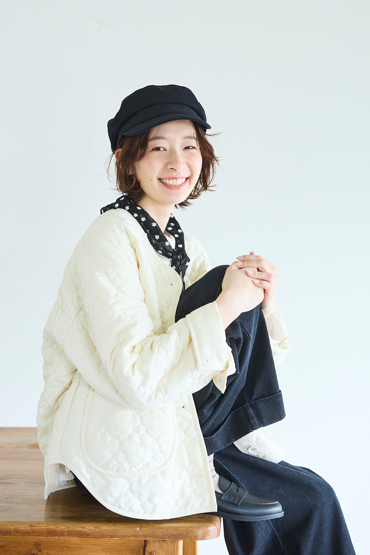 白いコートを着た女性モデルの写真