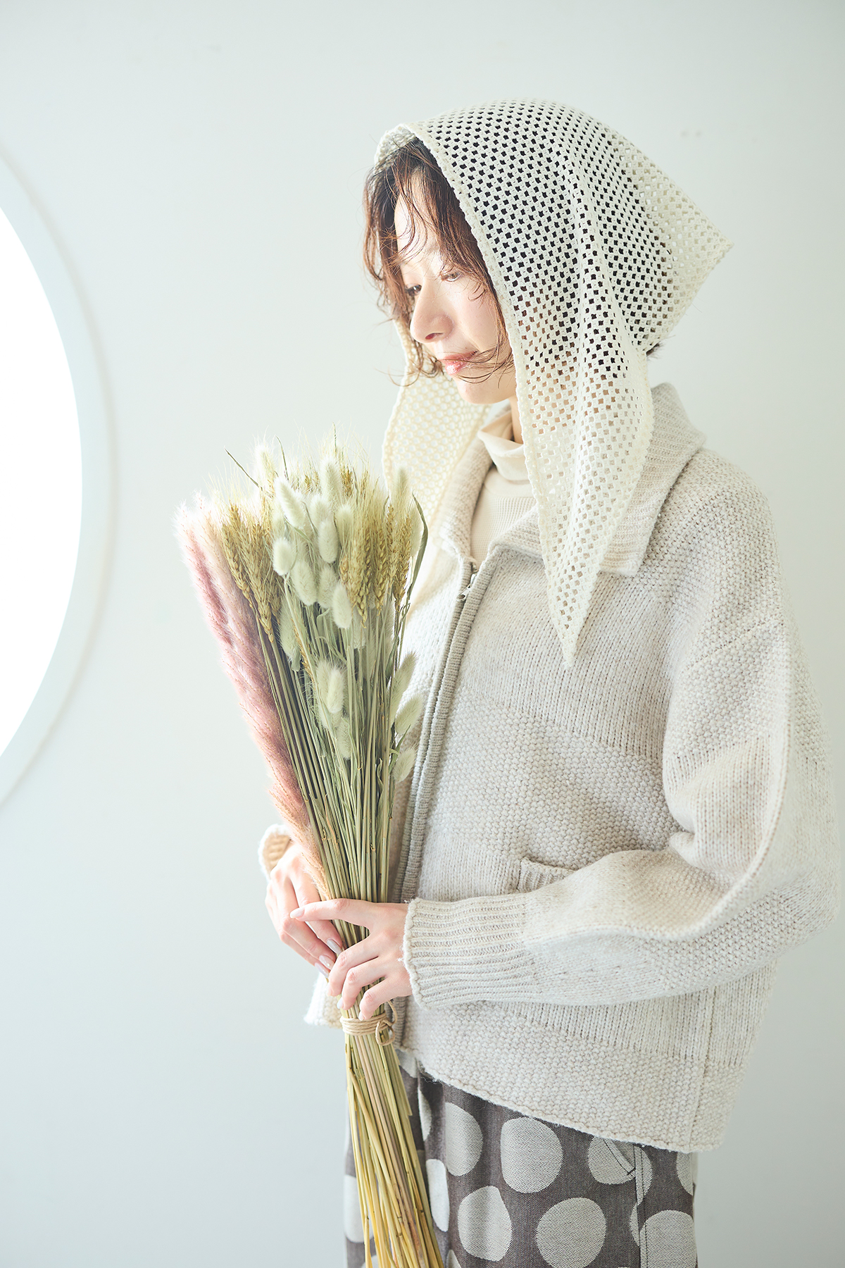 ドット柄のパンツを履いた女性モデルの写真