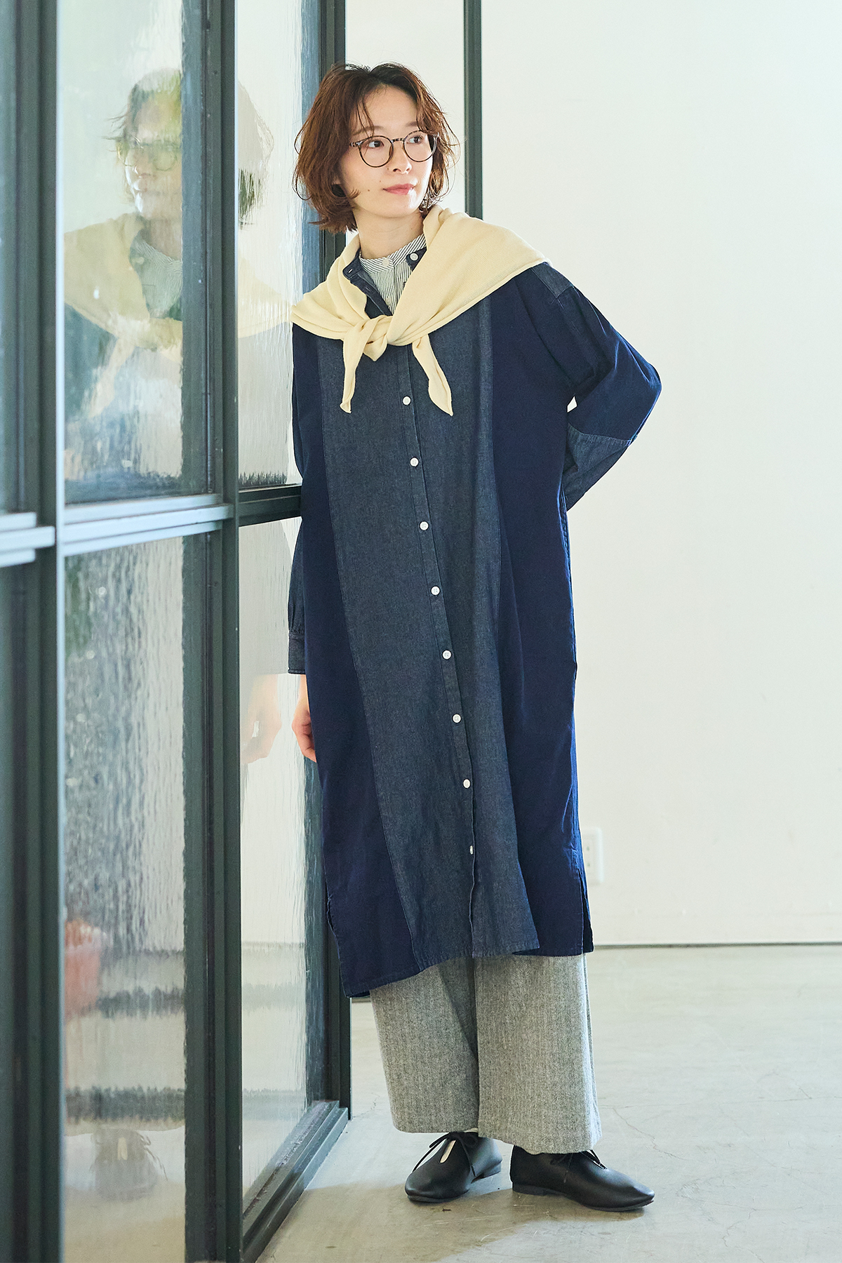 デニムのワンピース着た女性モデルの写真