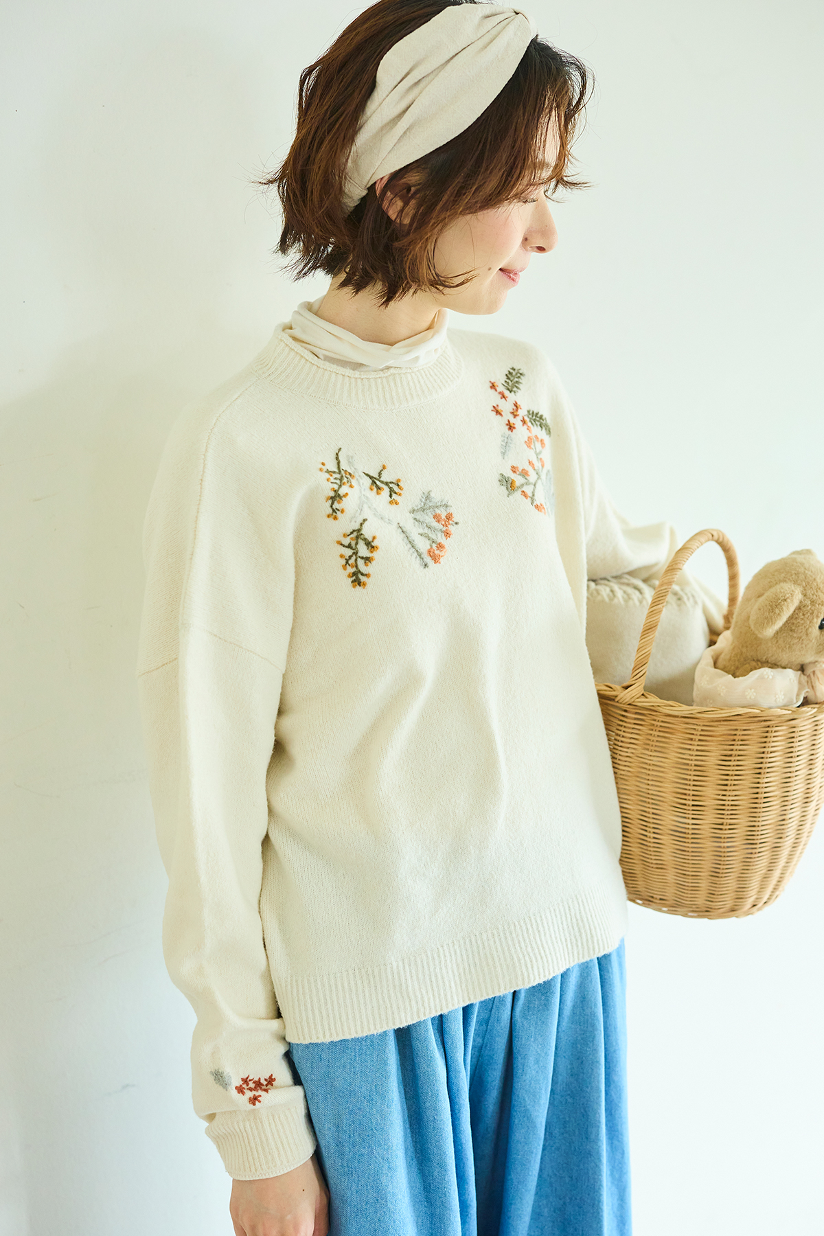 刺繍入りニットを着た女性モデルの写真