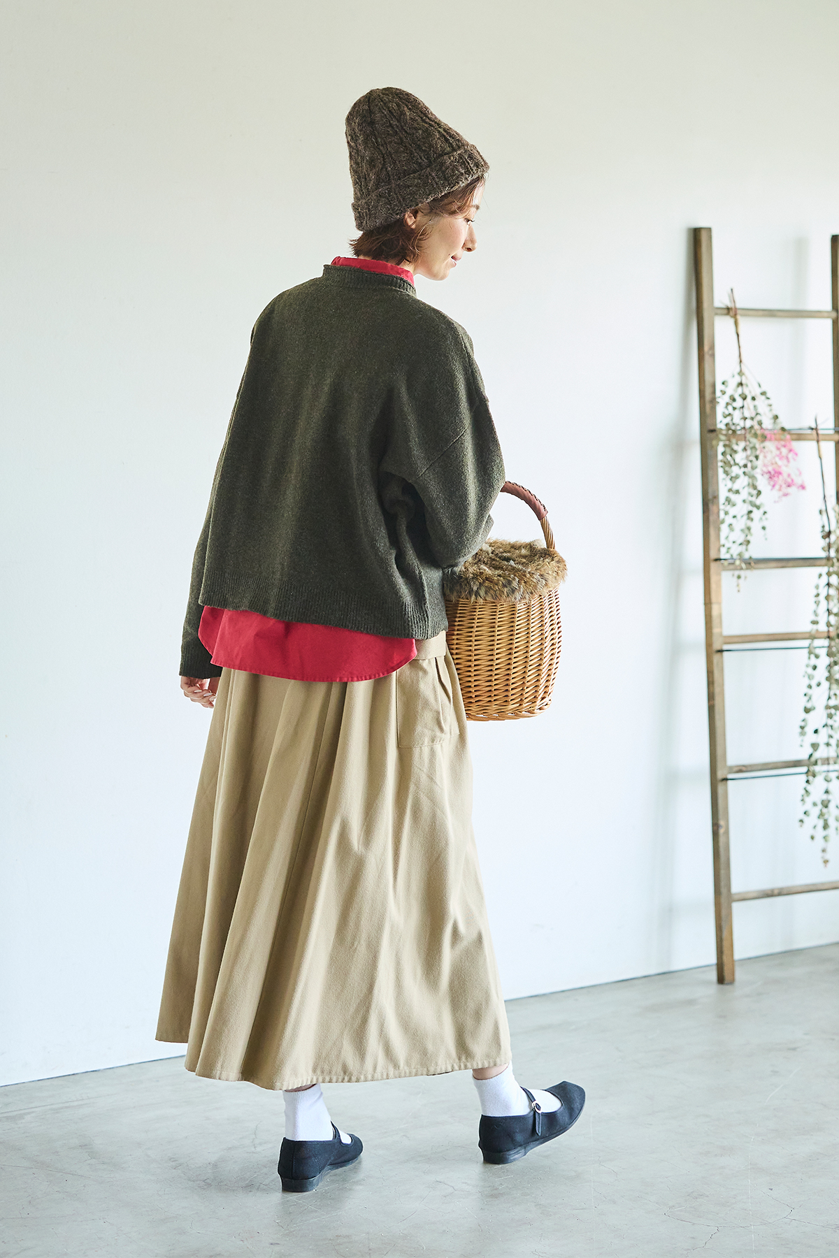 刺繍入りニットを着た女性モデルの写真