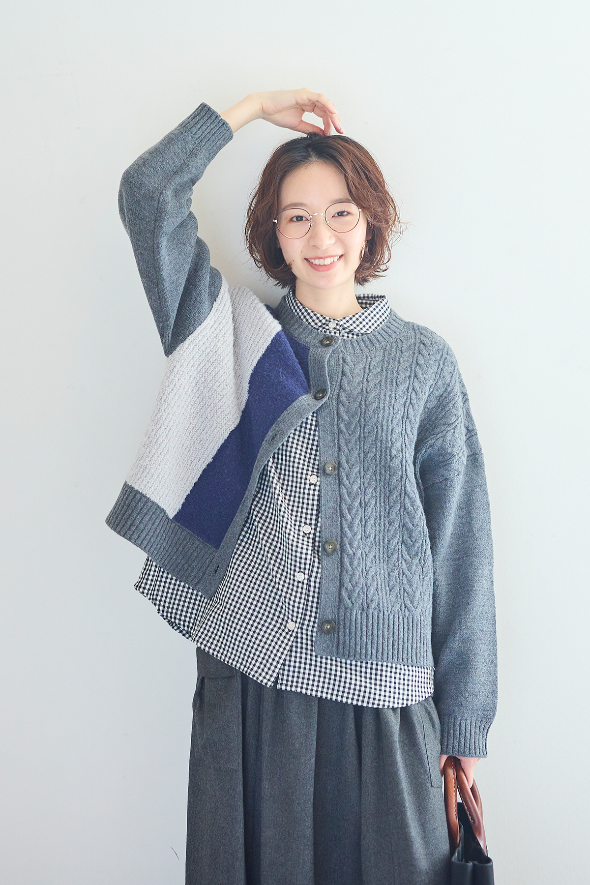 ニットカーディガンを着た女性モデルの写真