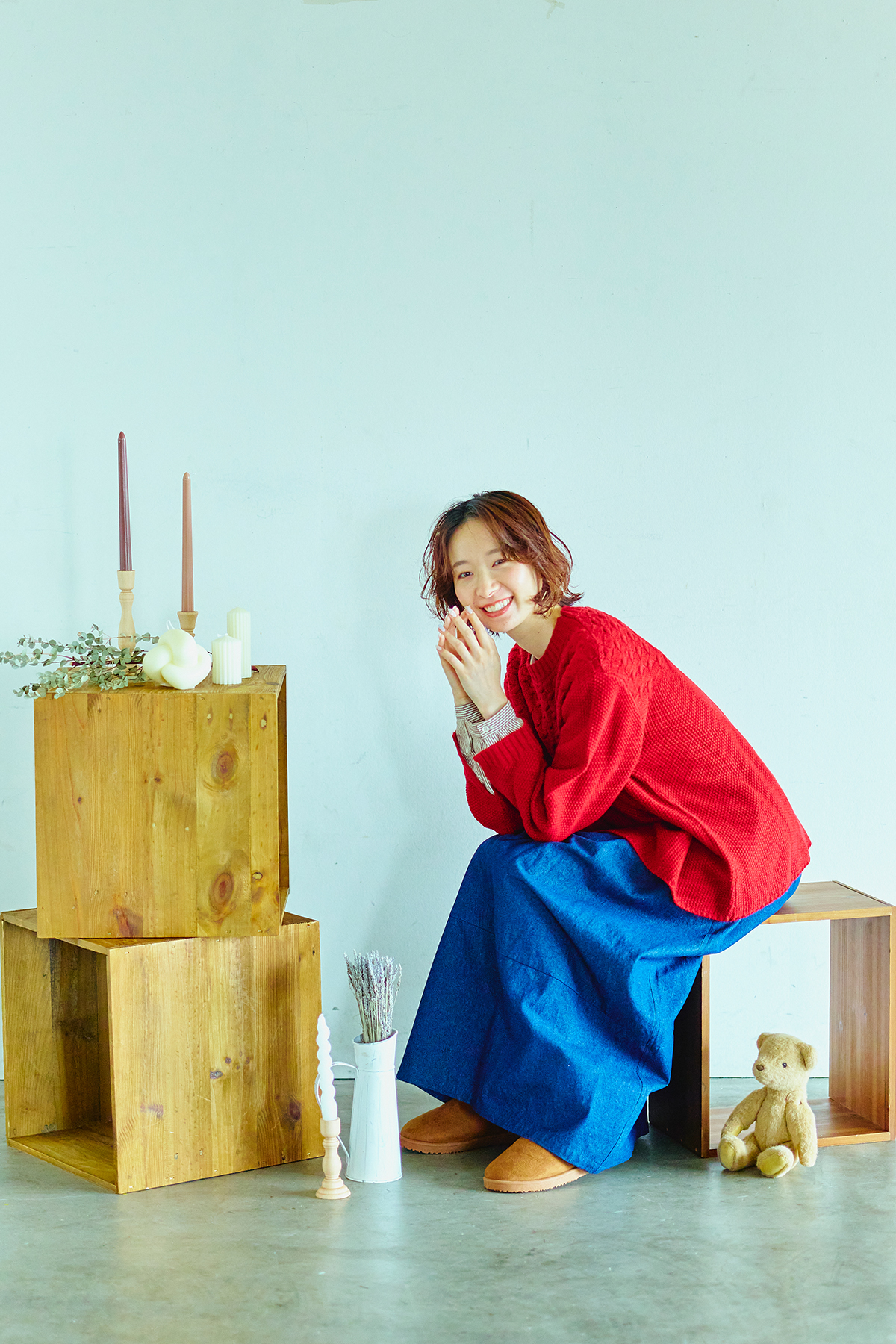 赤色のニットを着た女性モデルの写真