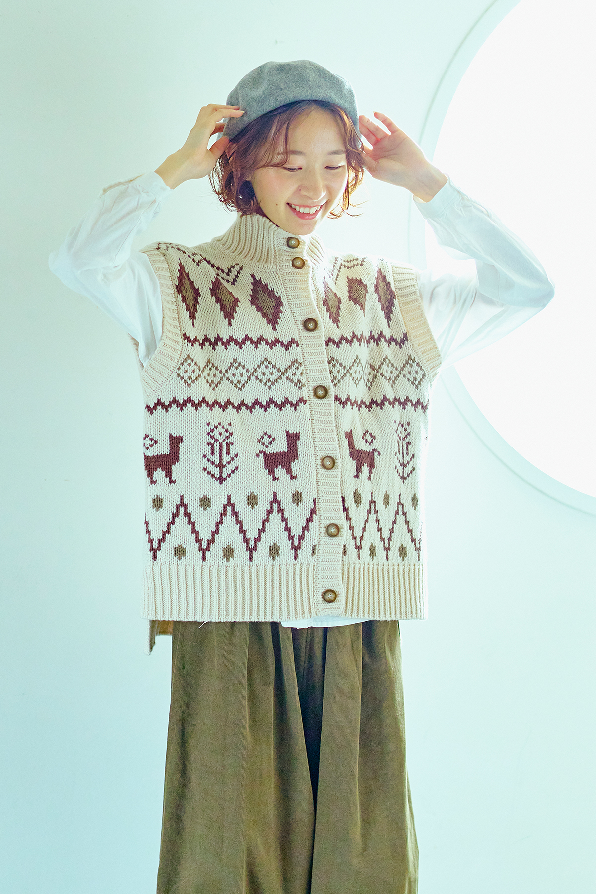 ニットベストを着た女性モデルの写真