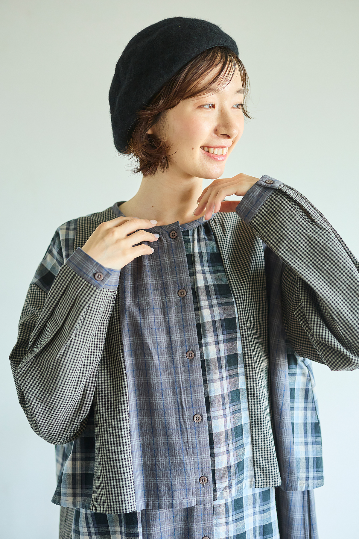 ドット柄のワンピースを着た女性モデルの写真