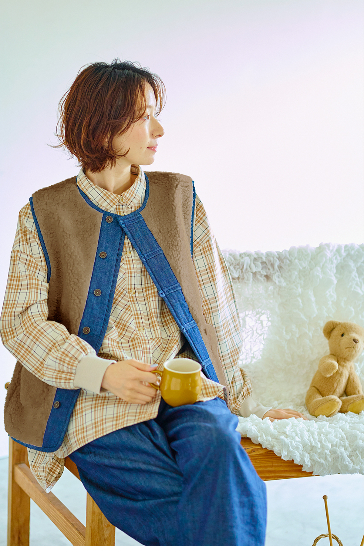 ボアベストを着た女性モデルの写真