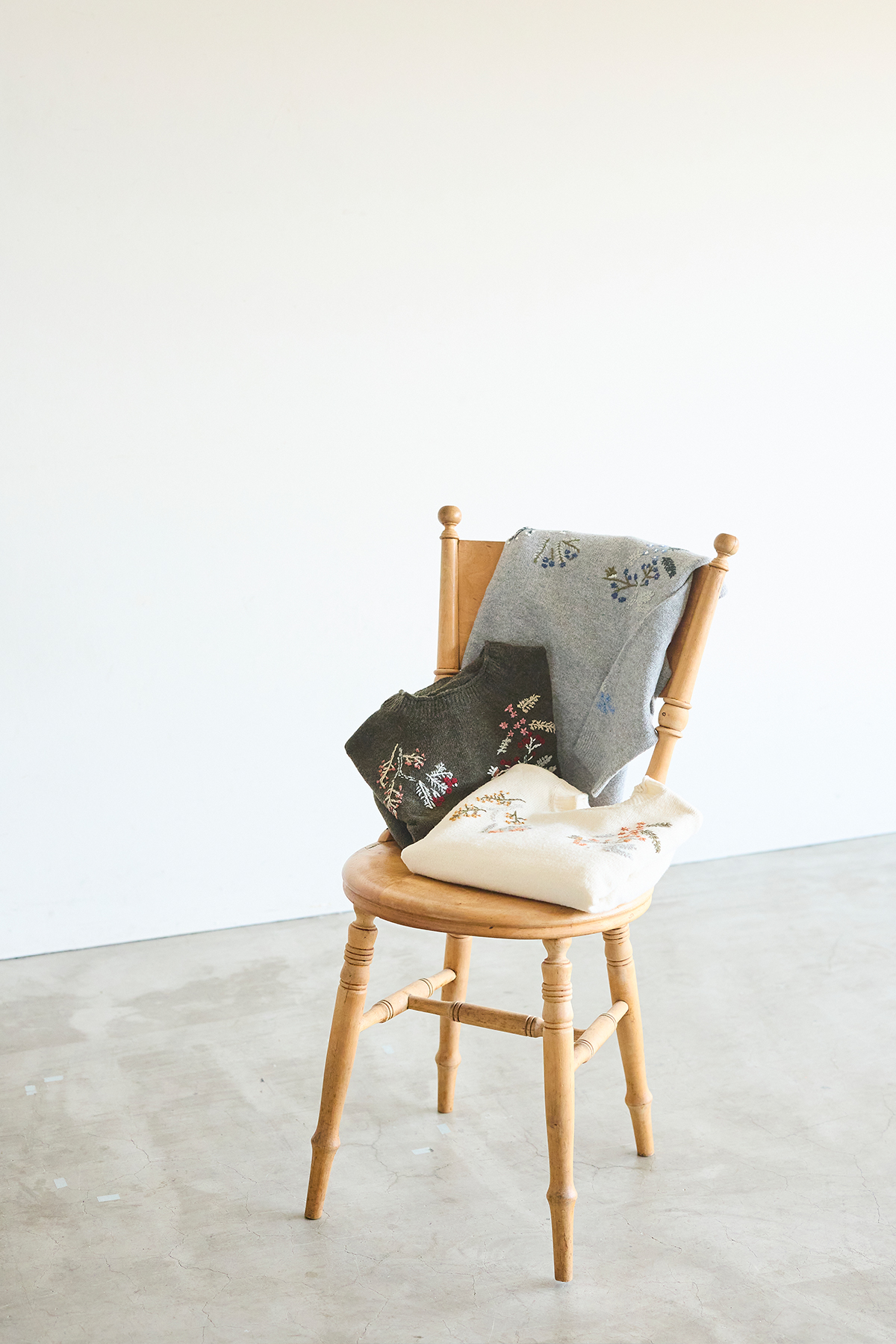 デニムのワンピースを着た女性モデル写真