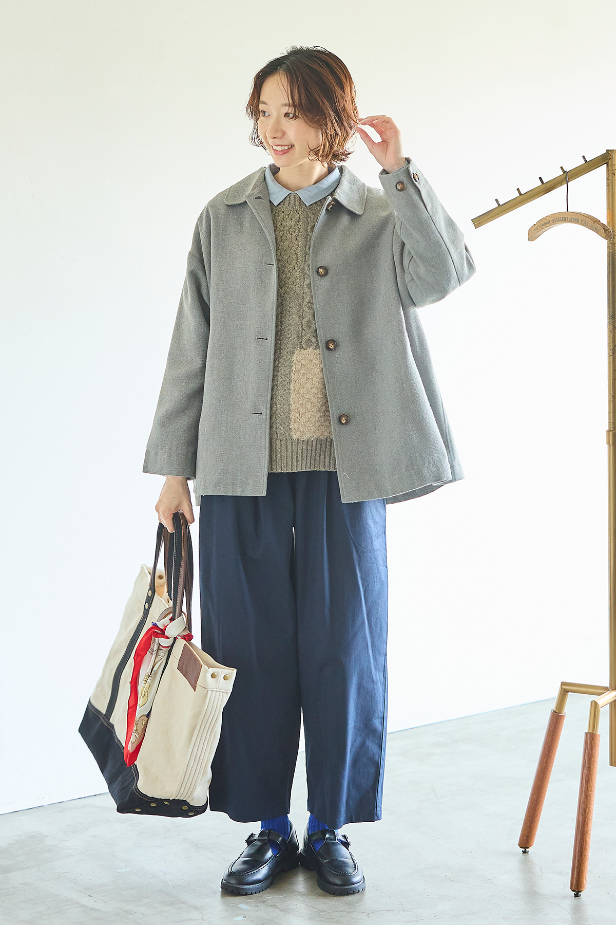 コートを着た女性モデルの写真