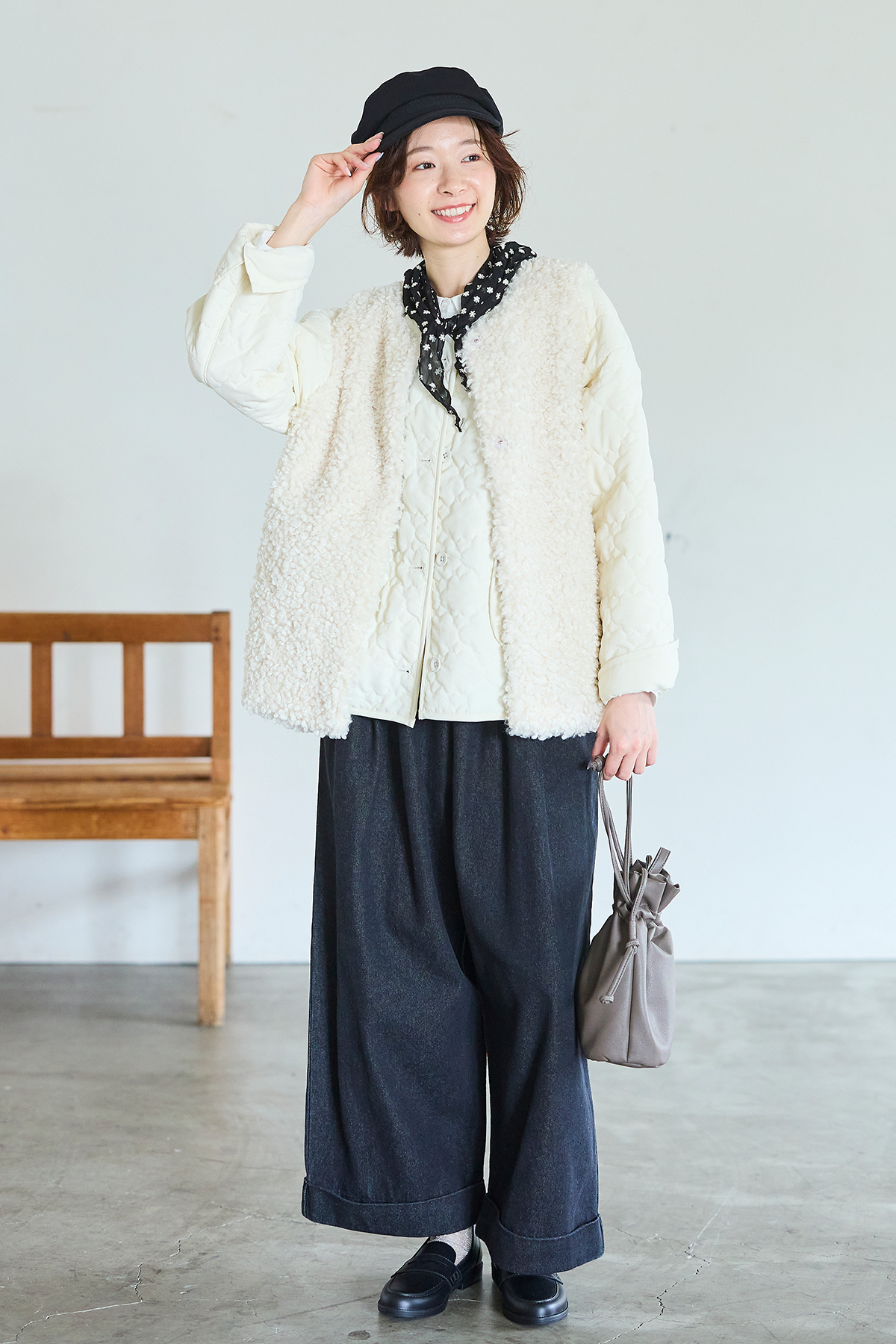 白いコートを着た女性モデルの写真