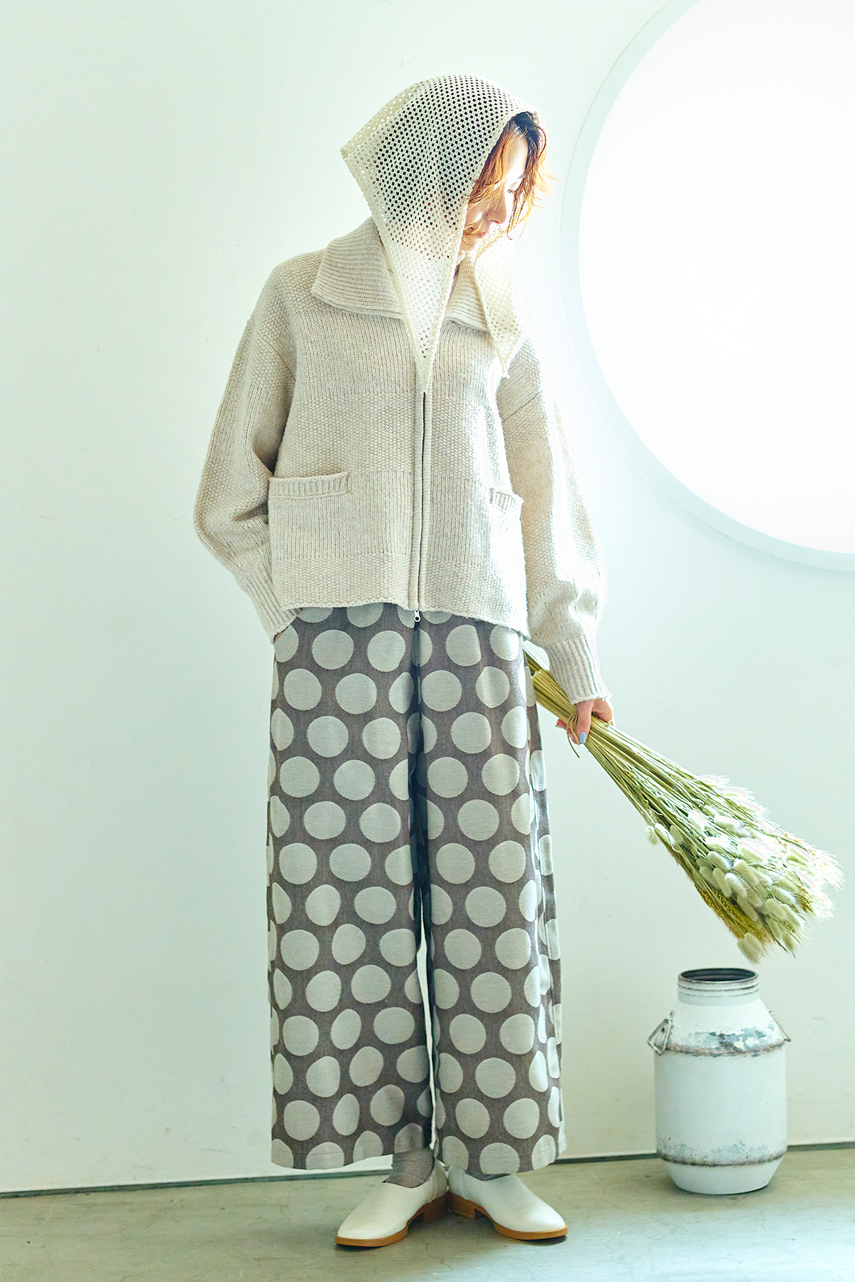 ドット柄のパンツを履いた女性モデルの写真
