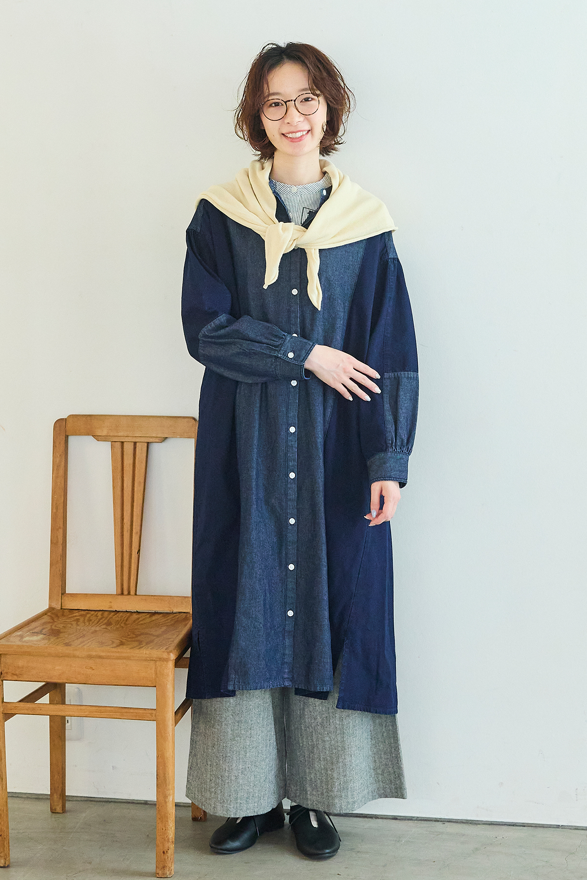 デニムのワンピース着た女性モデルの写真