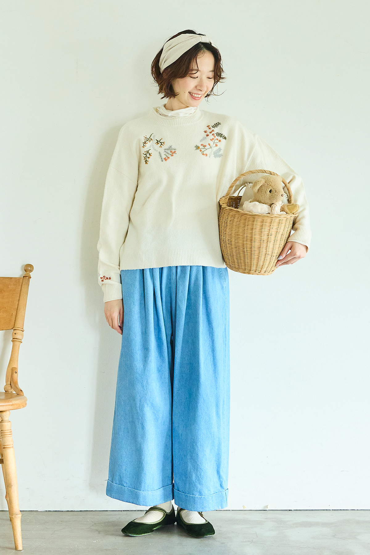 刺繍入りニットを着た女性モデルの写真