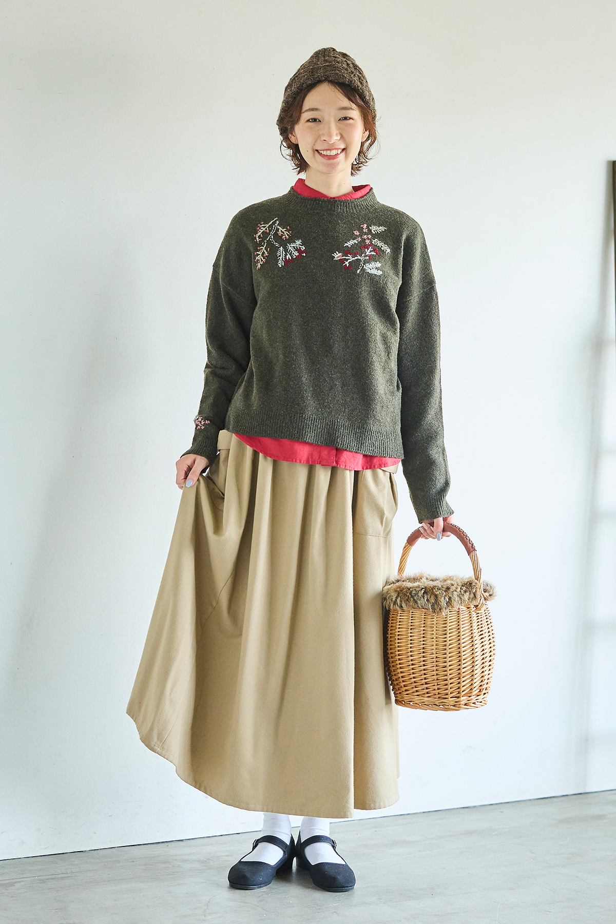 刺繍入りニットを着た女性モデルの写真