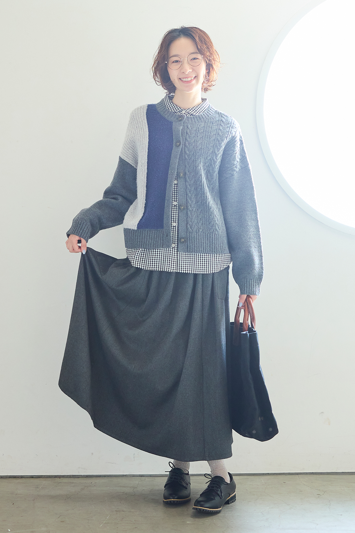 ニットカーディガンを着た女性モデルの写真