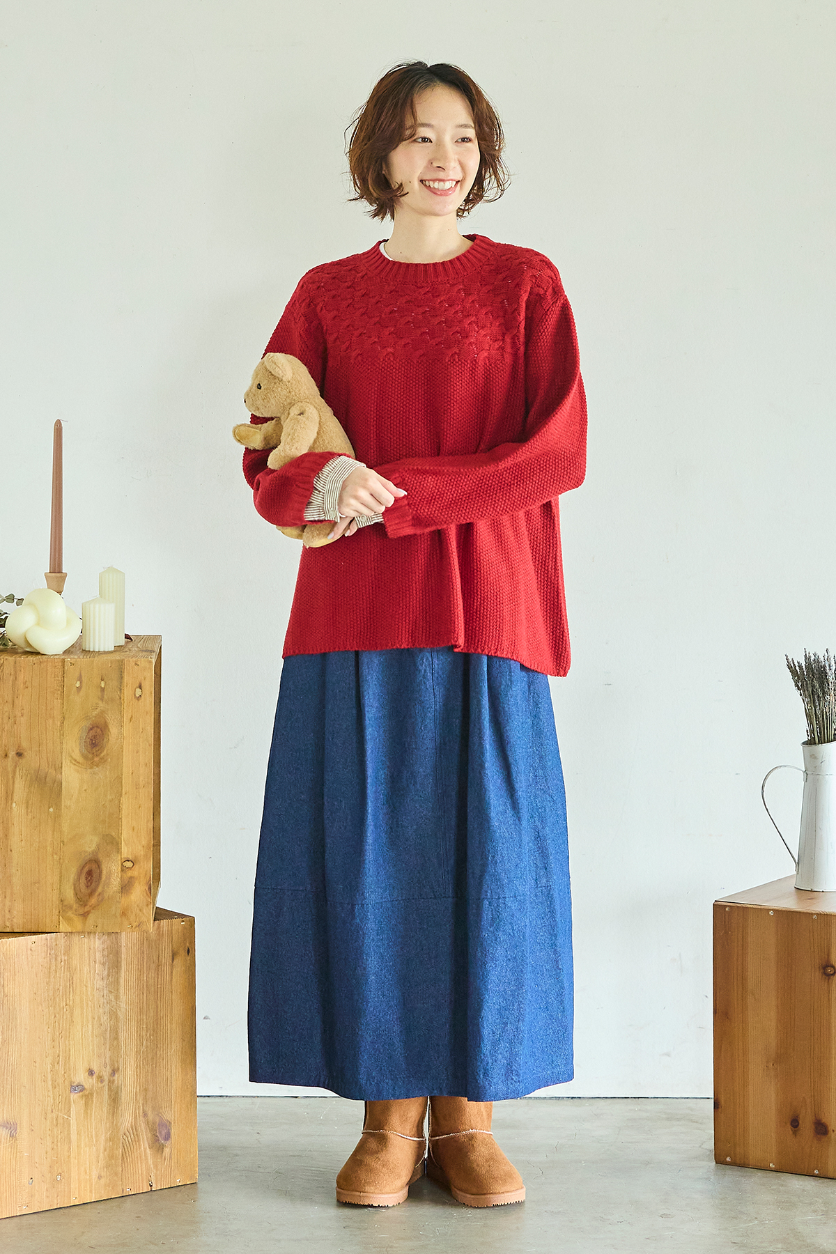 赤のニットを着た女性モデルの写真