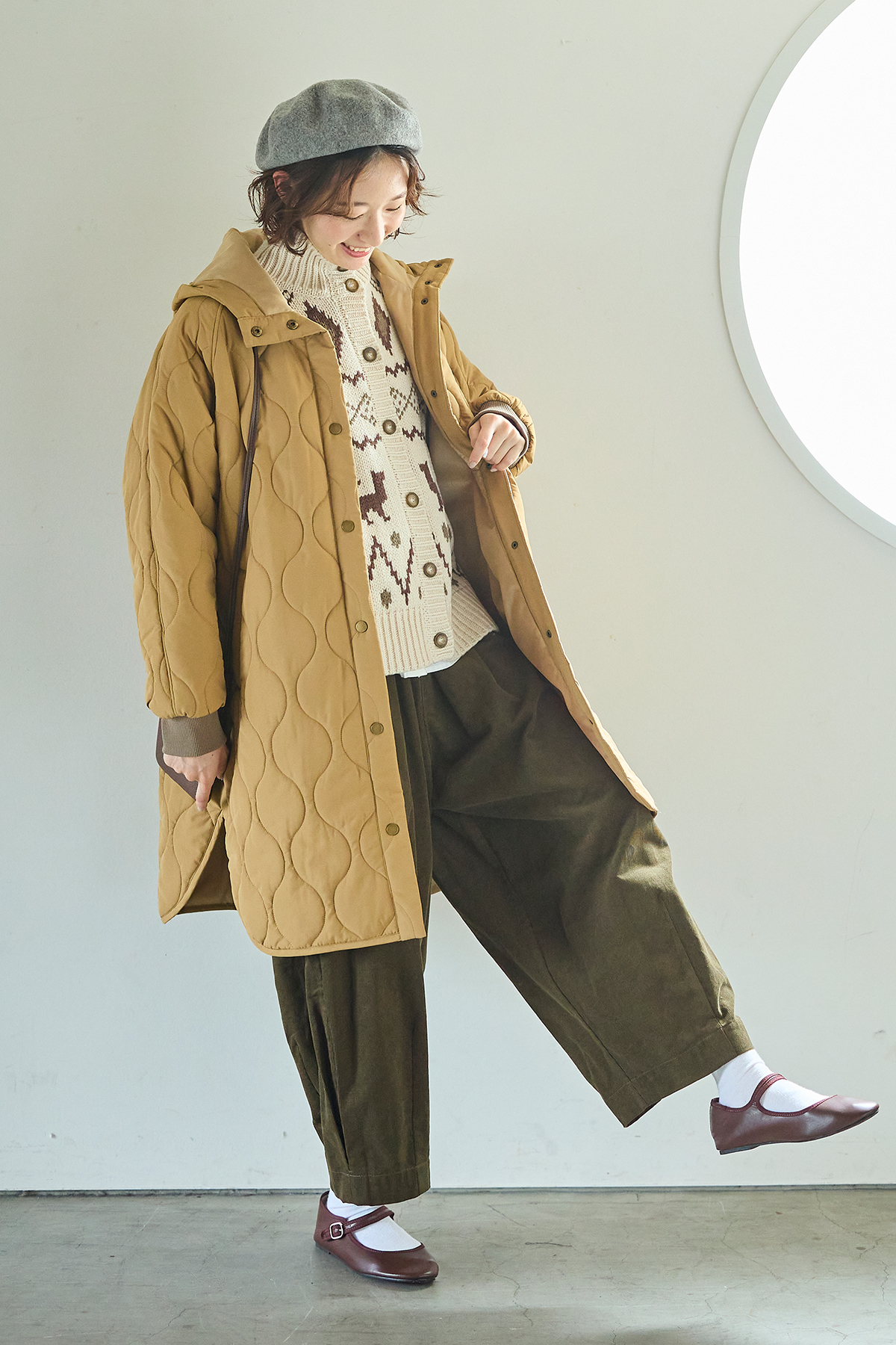 キルティングコートを着た女性モデルの写真