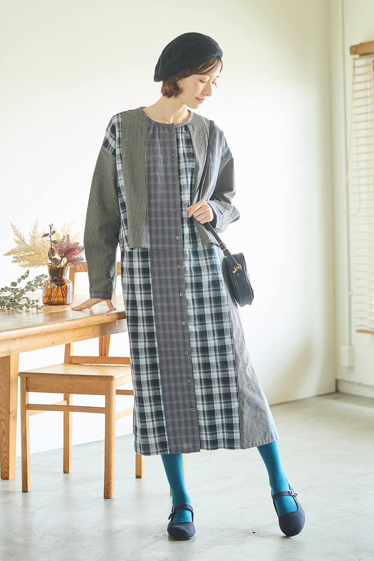 チェック柄のワンピースを着た女性モデルの写真