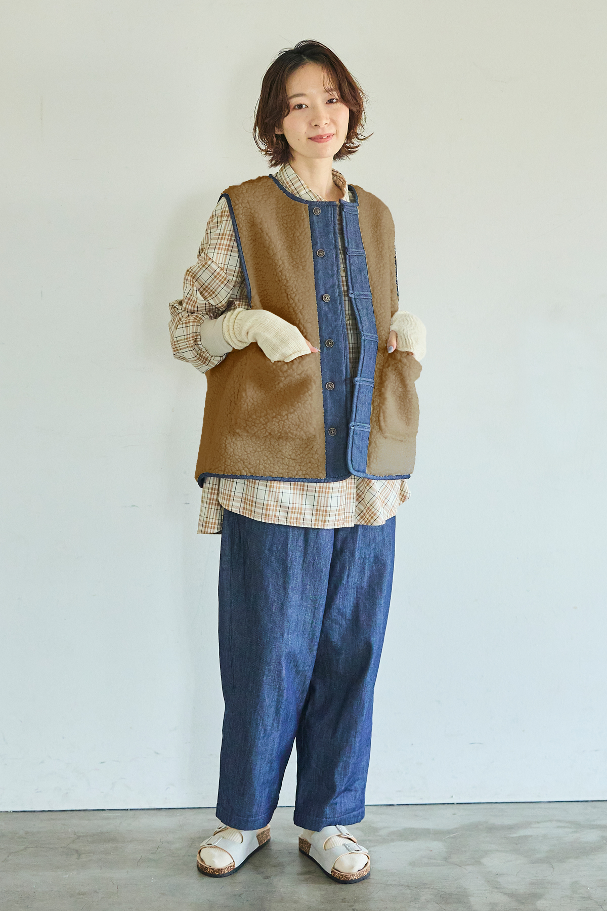 ボアベストを着た女性モデルの写真