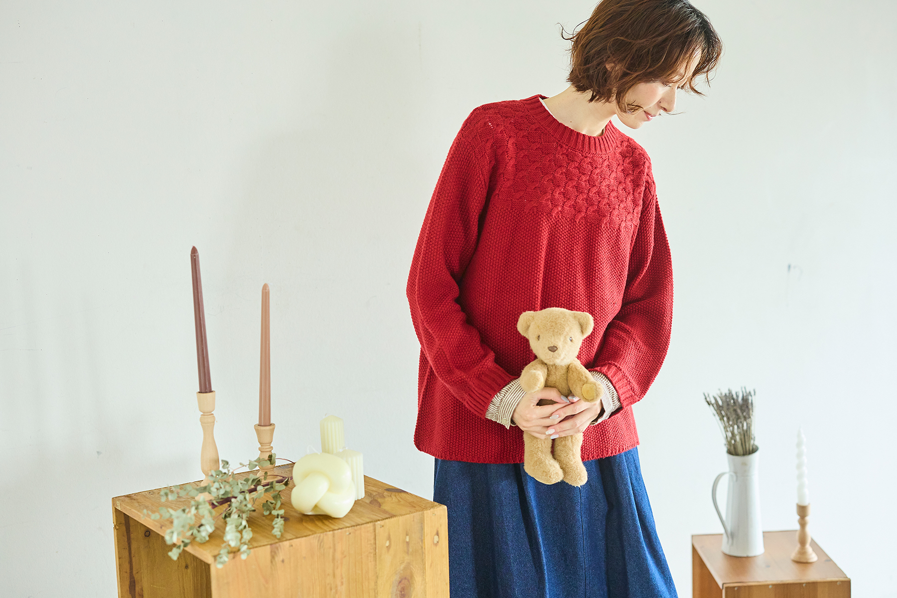 赤のニットを着た女性モデル写真