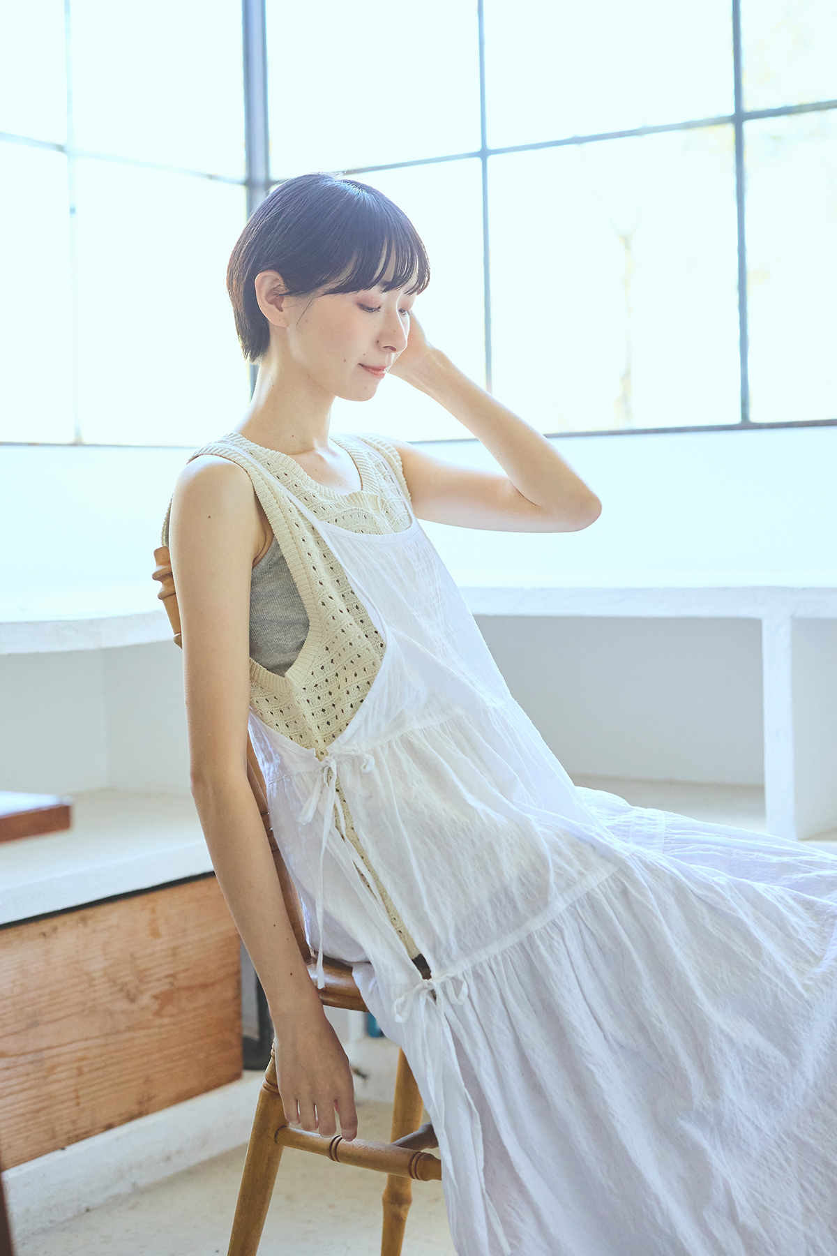 白いワンピースを着た女性モデルの写真