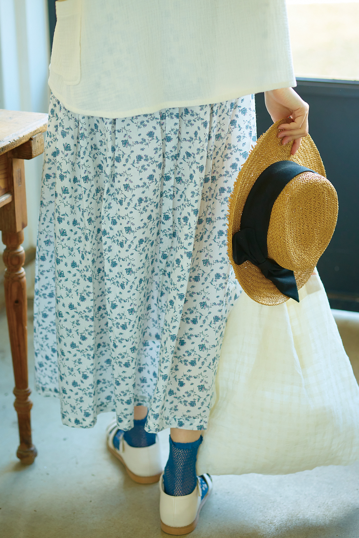 花柄のスカートを履いた女性モデルの写真