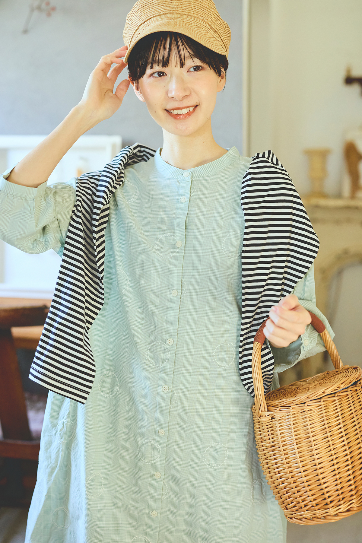 刺繍入りワンピースを着た女性モデルの写真