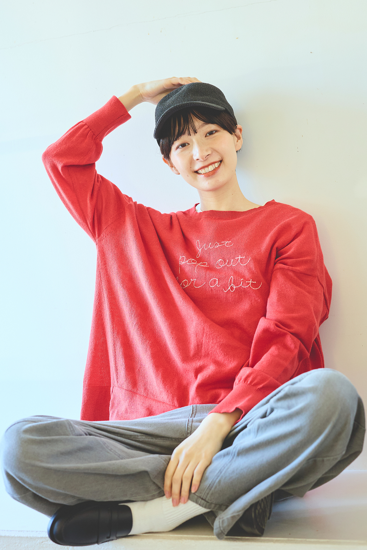 赤色のニットを着た女性モデルの写真