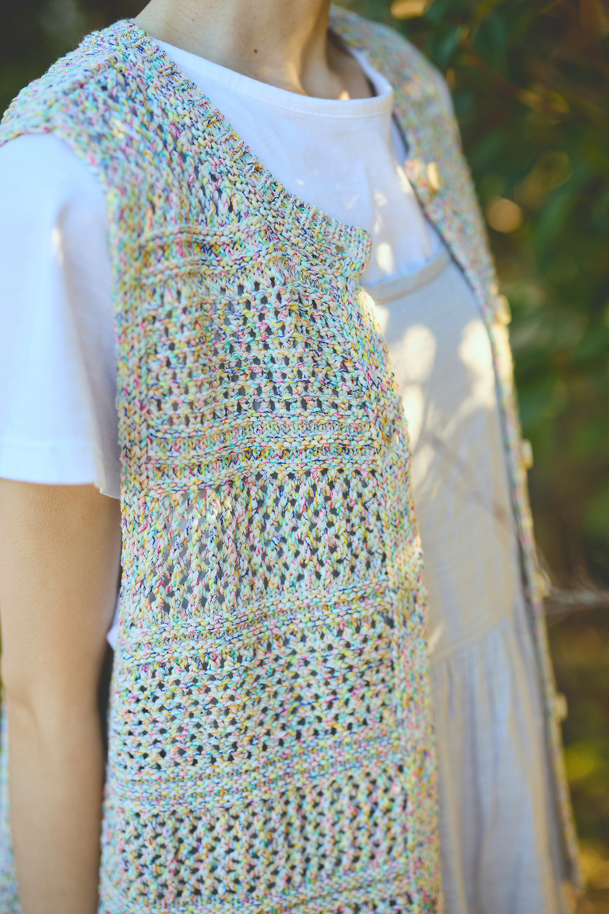 ベストを着た女性モデルの写真