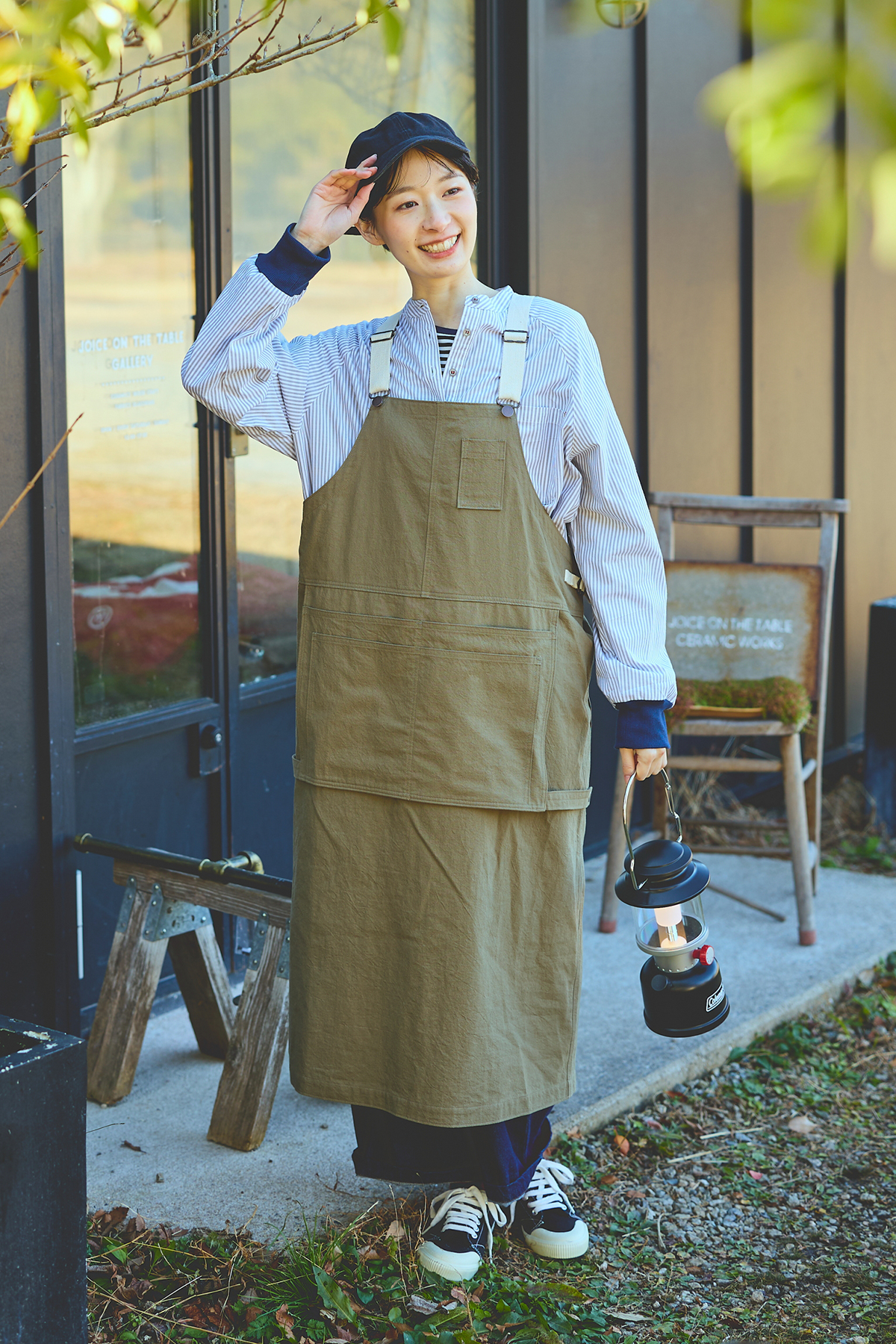 エプロンを着た女性モデルの写真