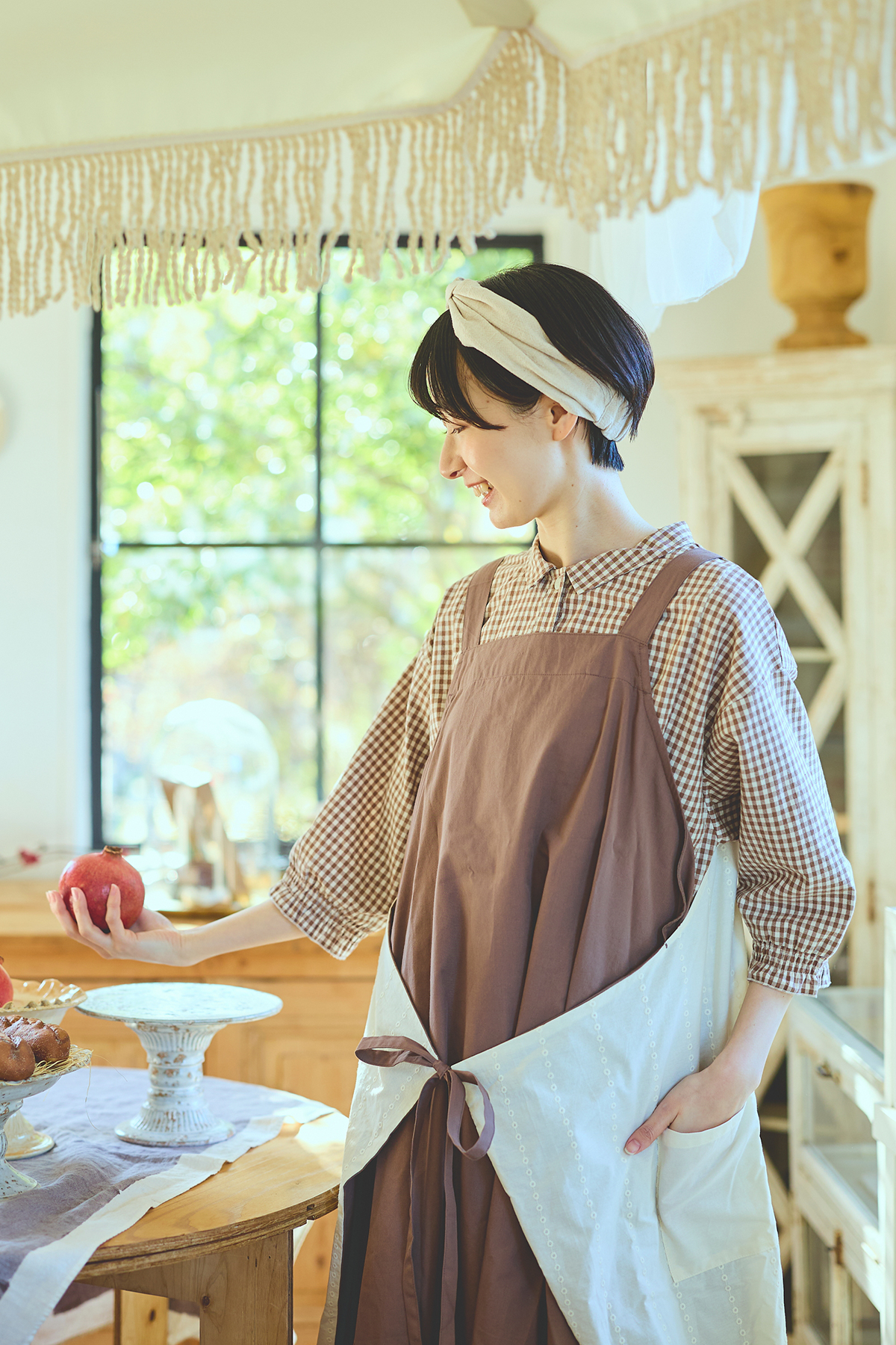 エプロンを着た女性モデルの写真