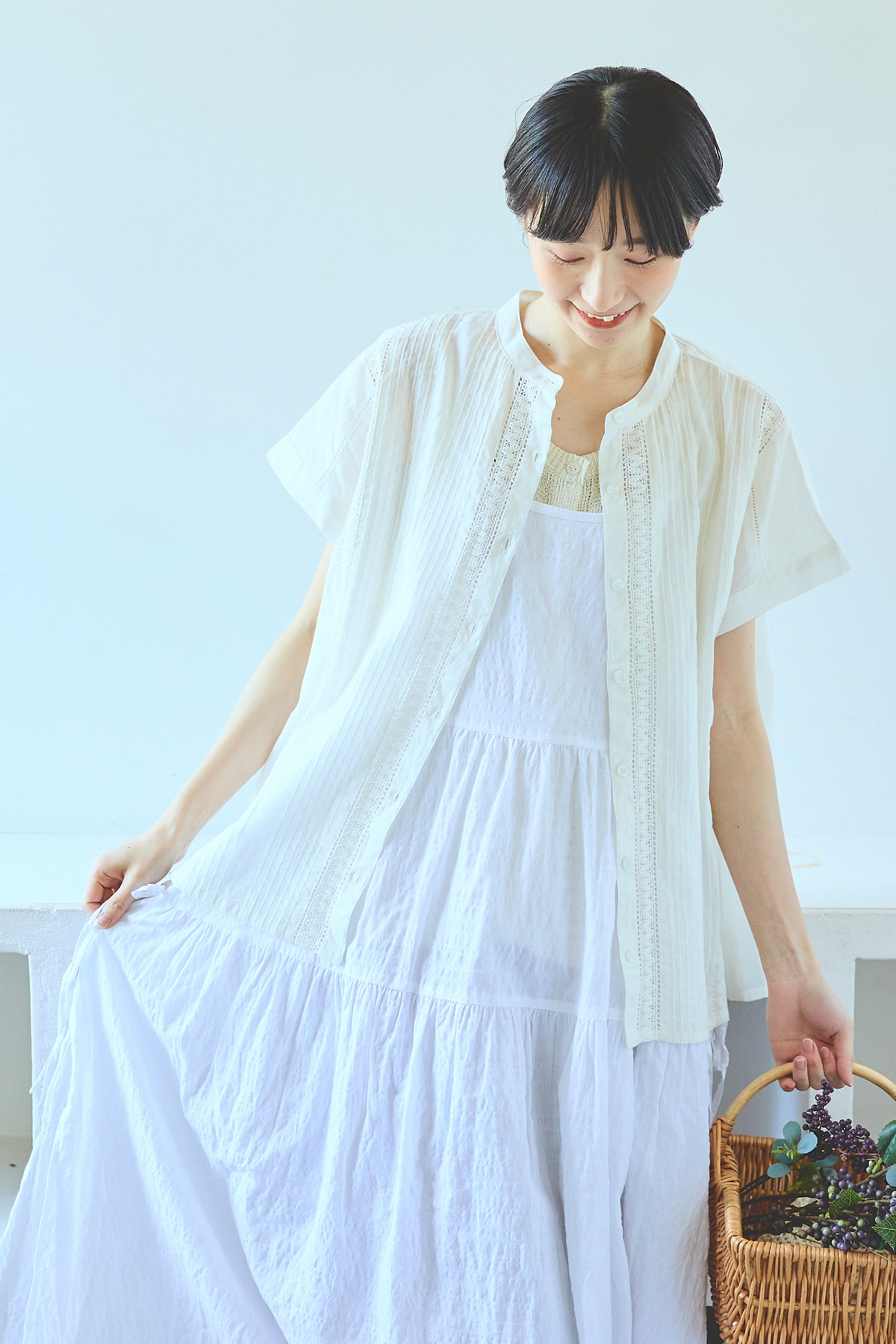 白いワンピースを着た女性モデルの写真