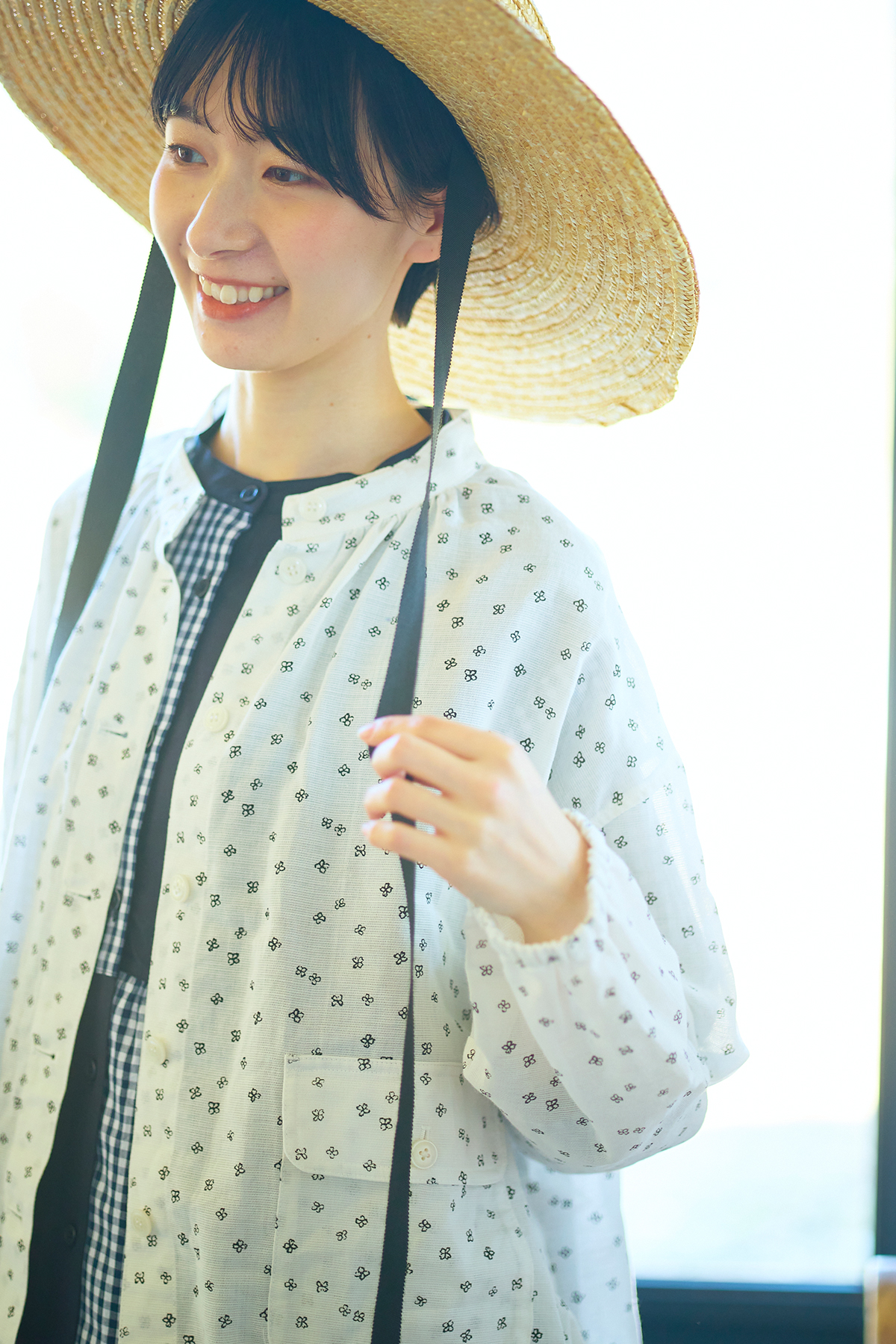 花柄のアウターを羽織った女性モデル写真