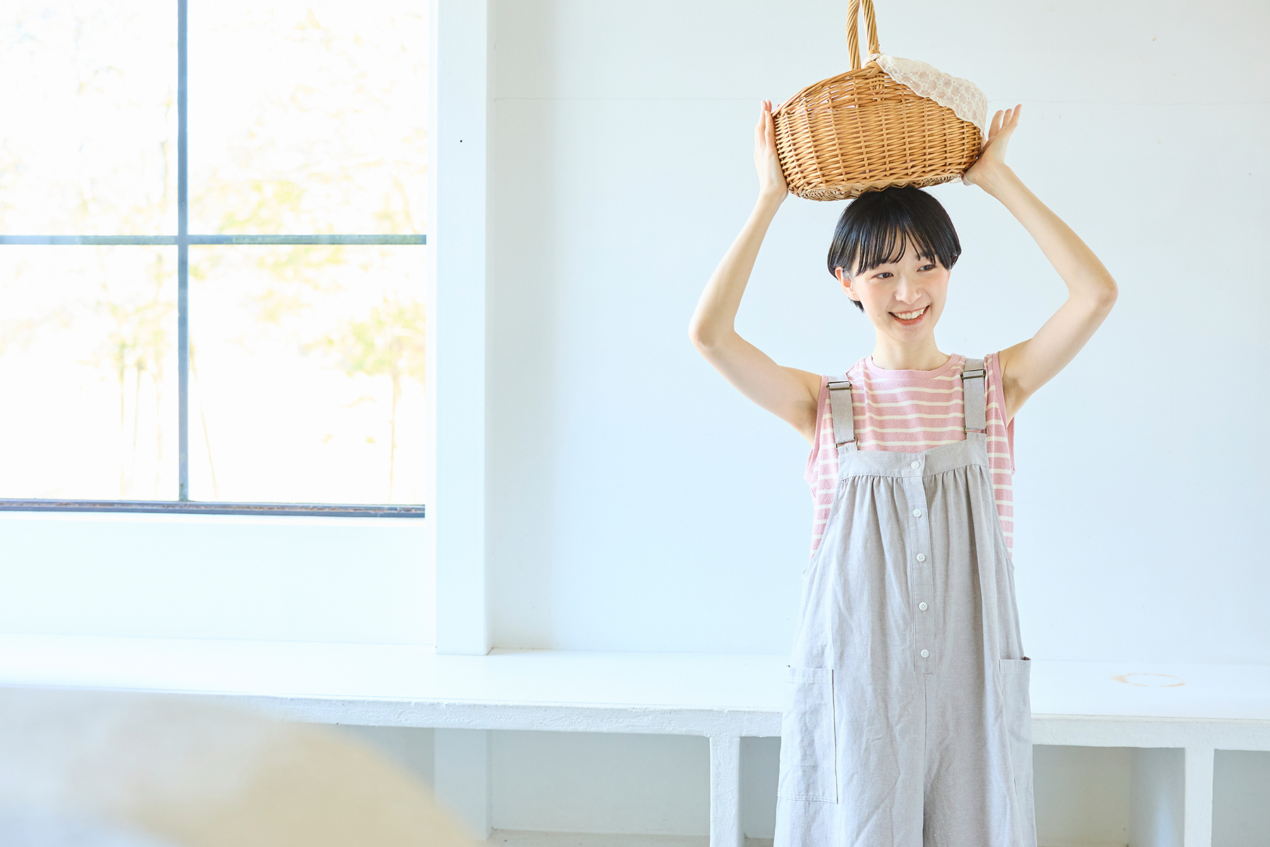 オーバーオールを着た女性モデル写真