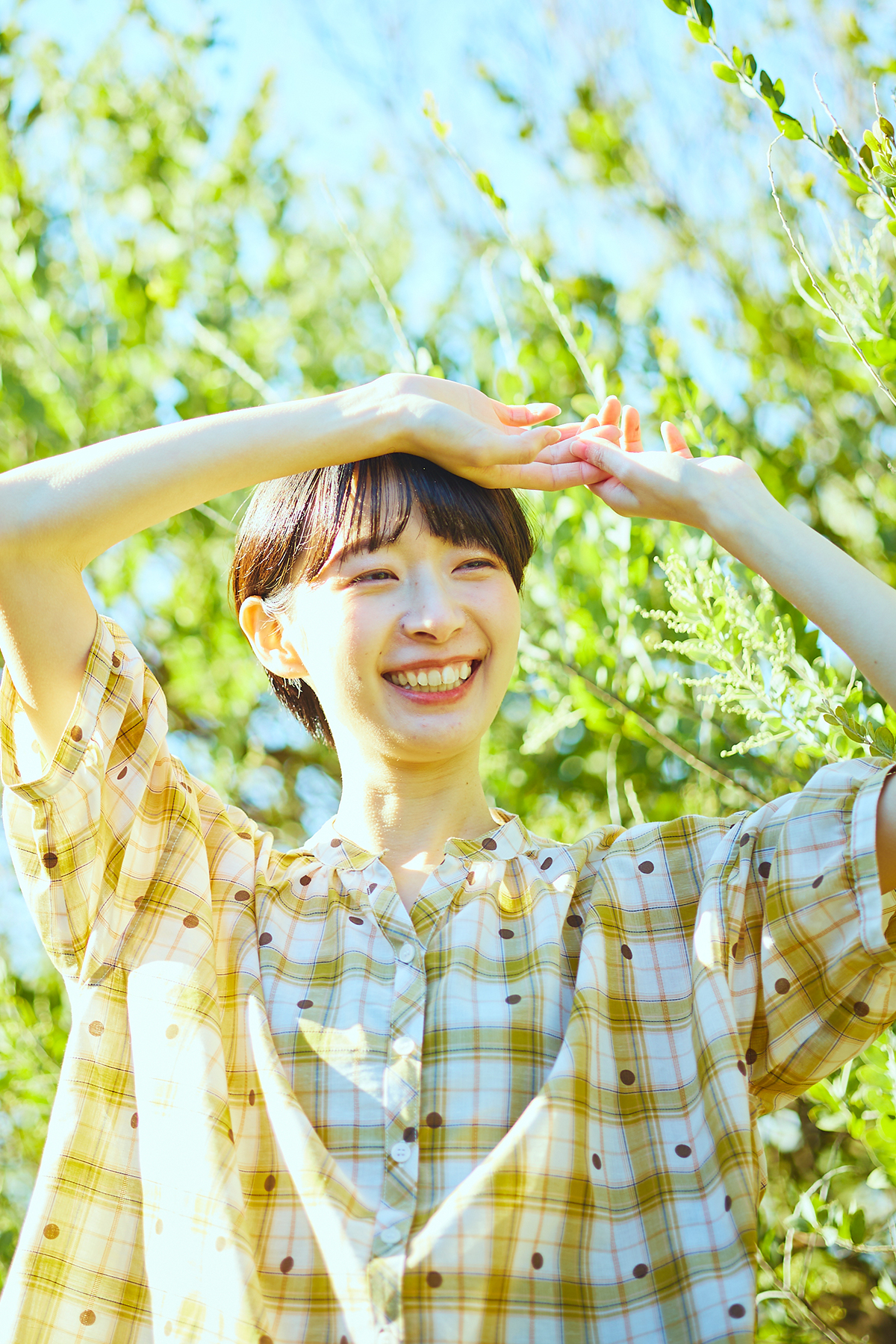 黄色いブラウスを着た女性モデルの写真