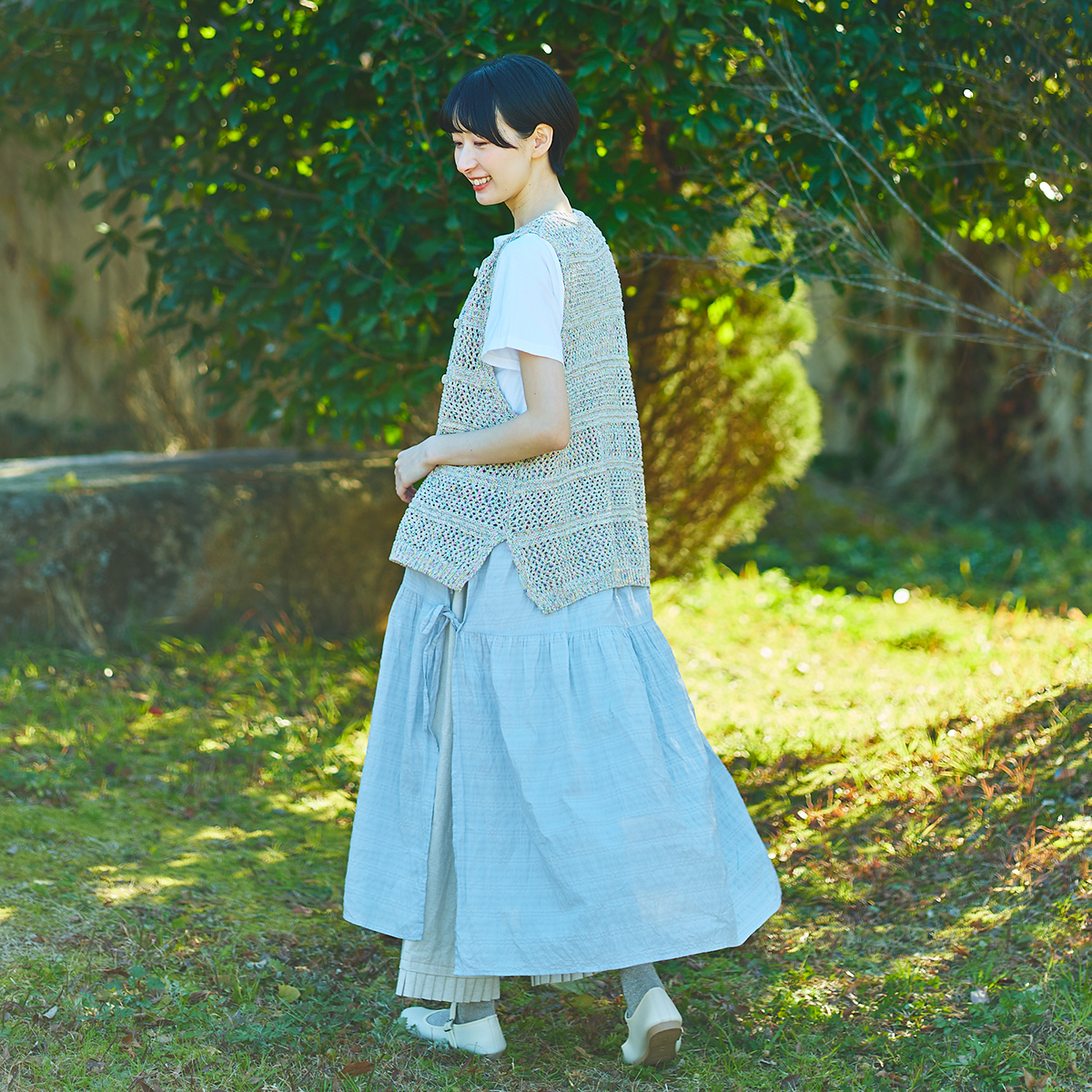 ワンピースを着た女性モデルの写真