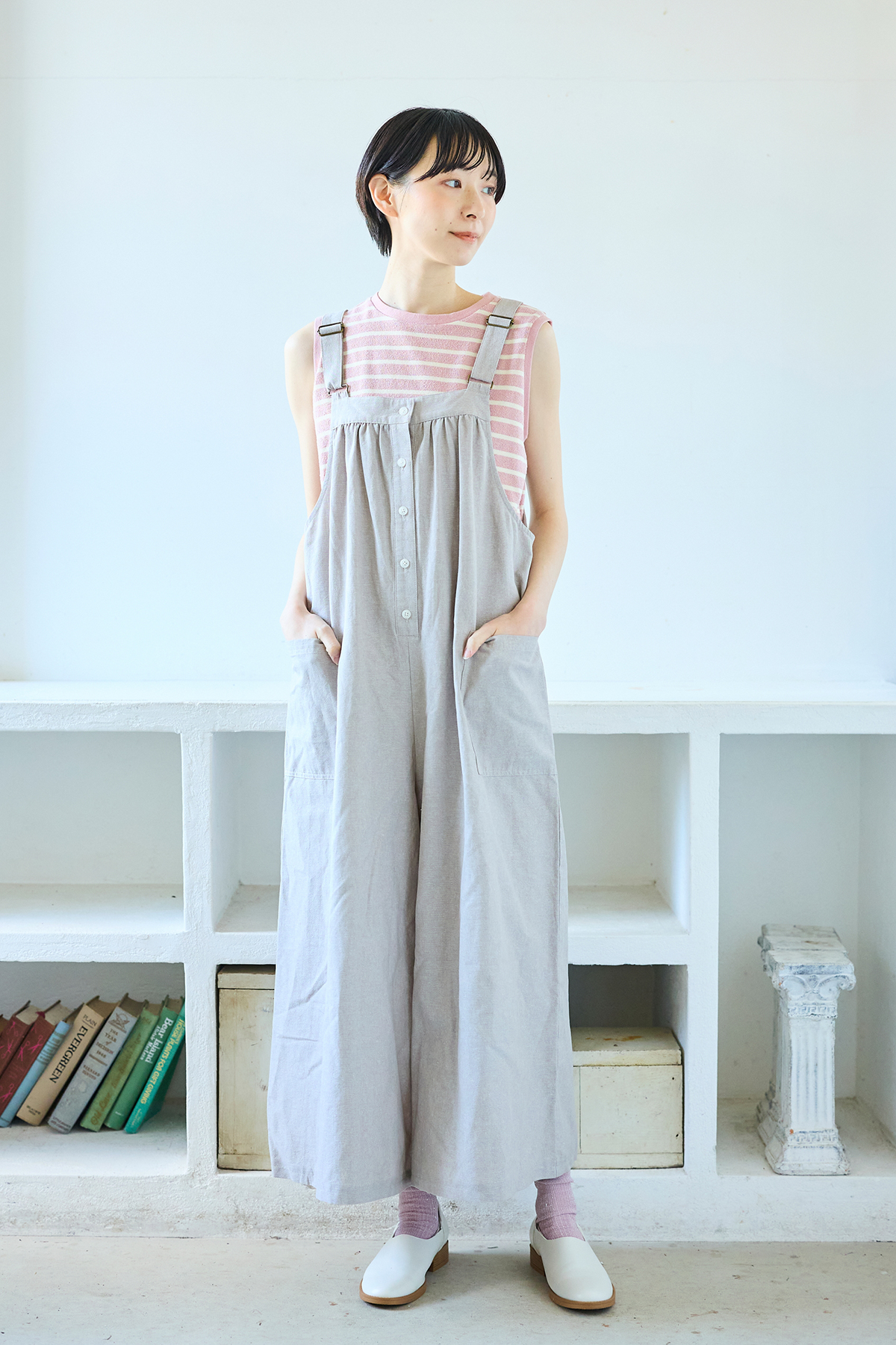 オーバーオール着た女性モデルの写真