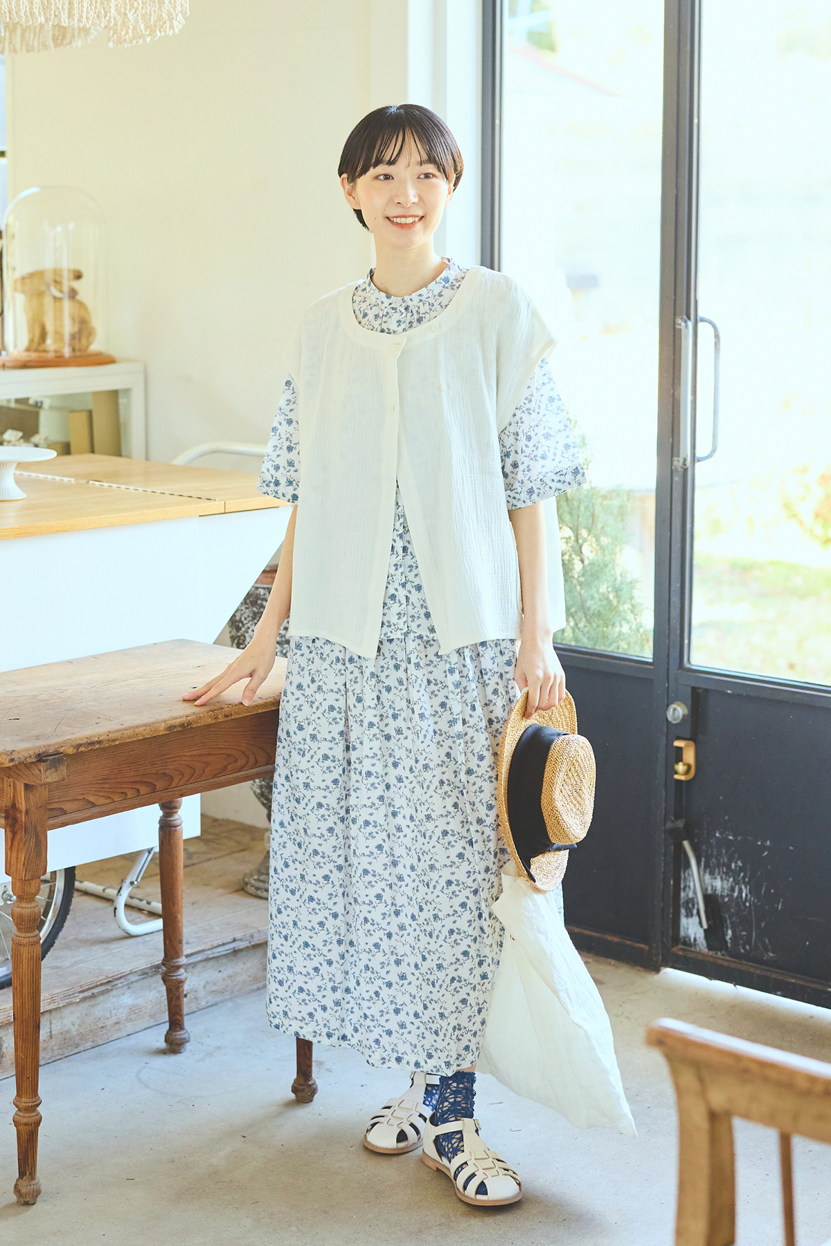 花柄のセットアップコーデの女性モデルの写真