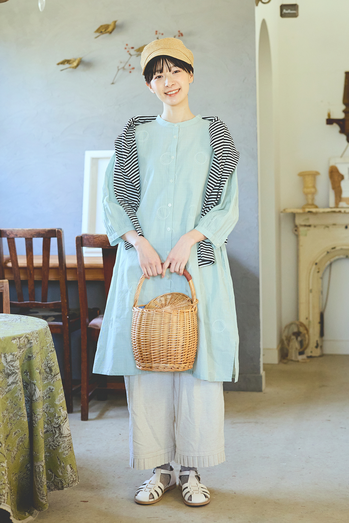 刺繍入りワンピースを着た女性モデルの写真