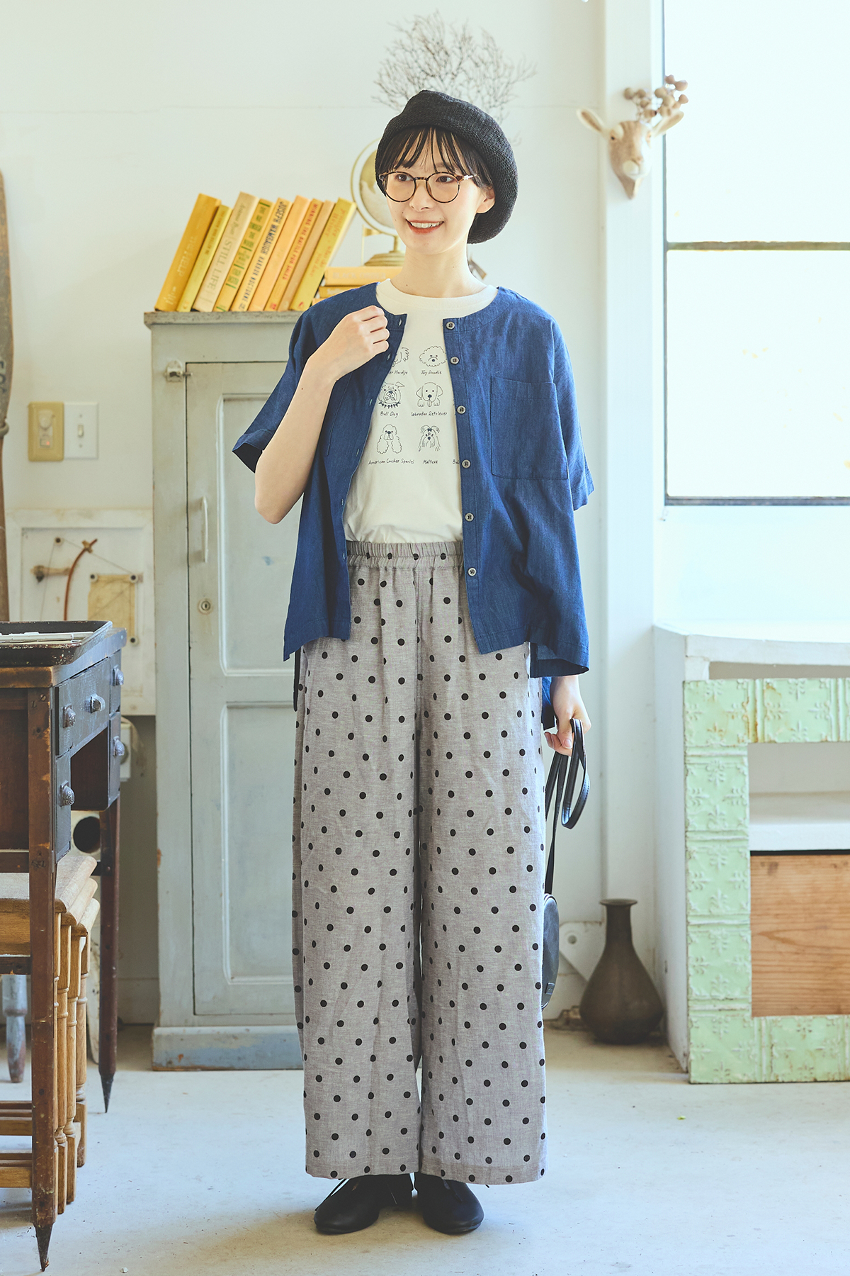 犬の刺繍入りTシャツを着た女性モデルの写真