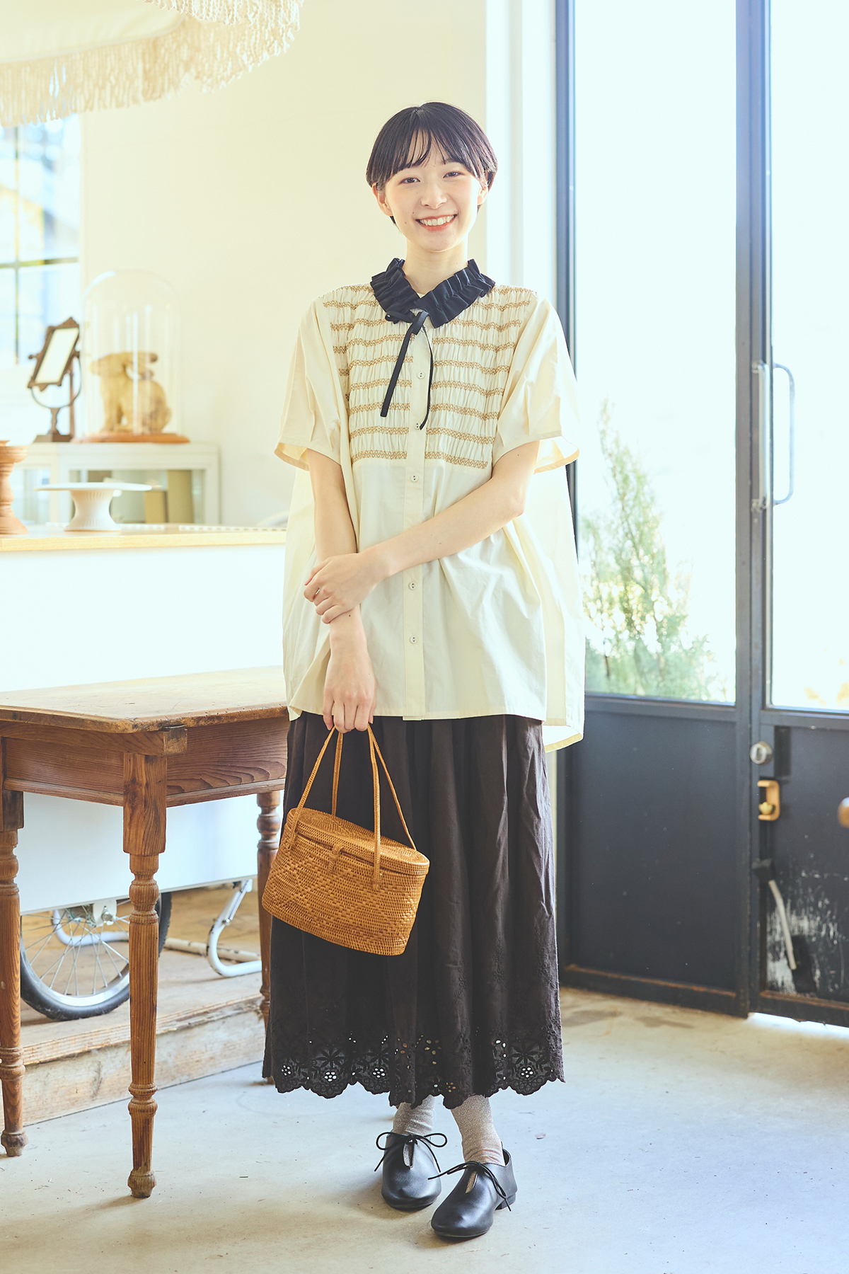 刺繍入りチュニックを着た女性モデルの写真