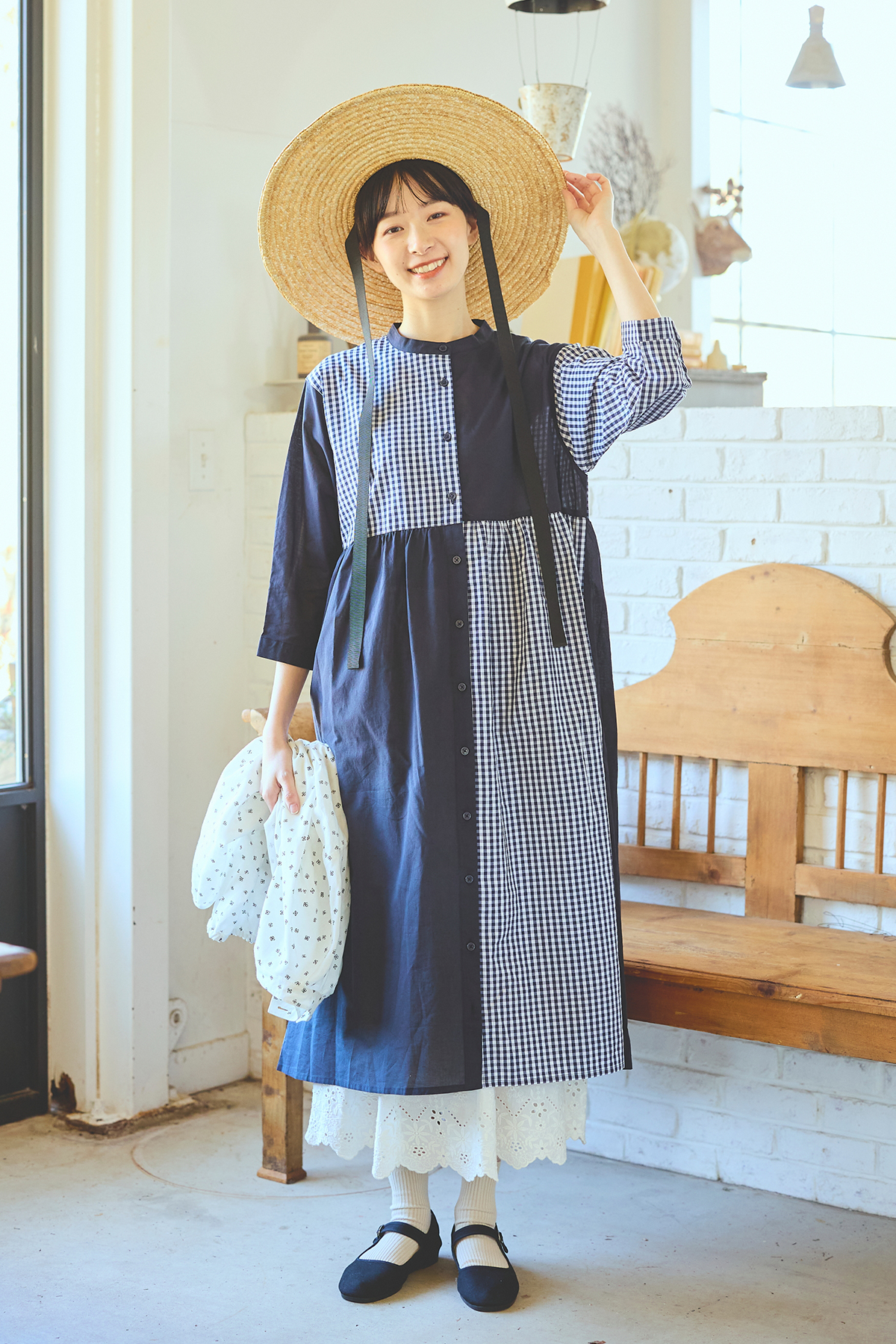 チェック柄のワンピースを着た女性モデルの写真