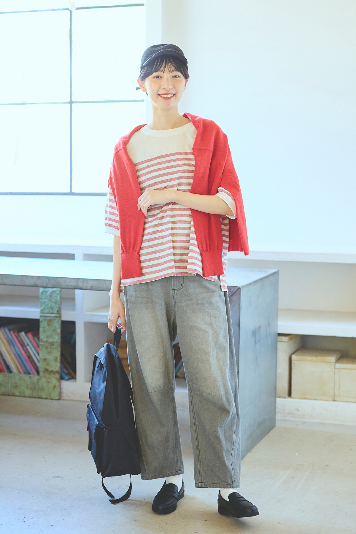 ピンクのボーダー柄ブラウスを着た女性モデルの写真