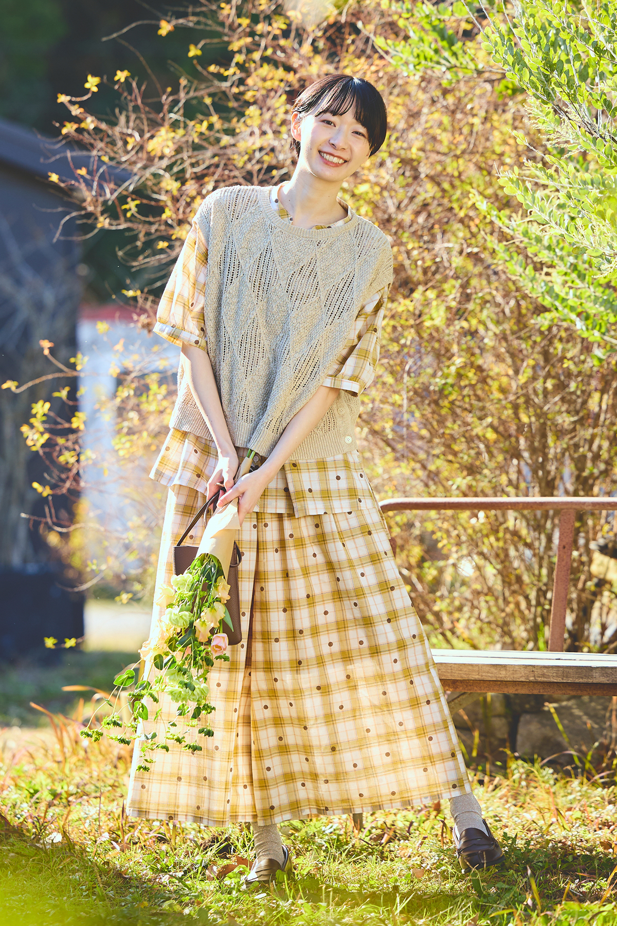 黄色のセットアップを着た女性モデルの写真