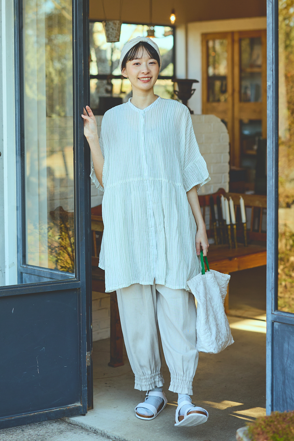 白のチュニックを着た女性モデルの写真