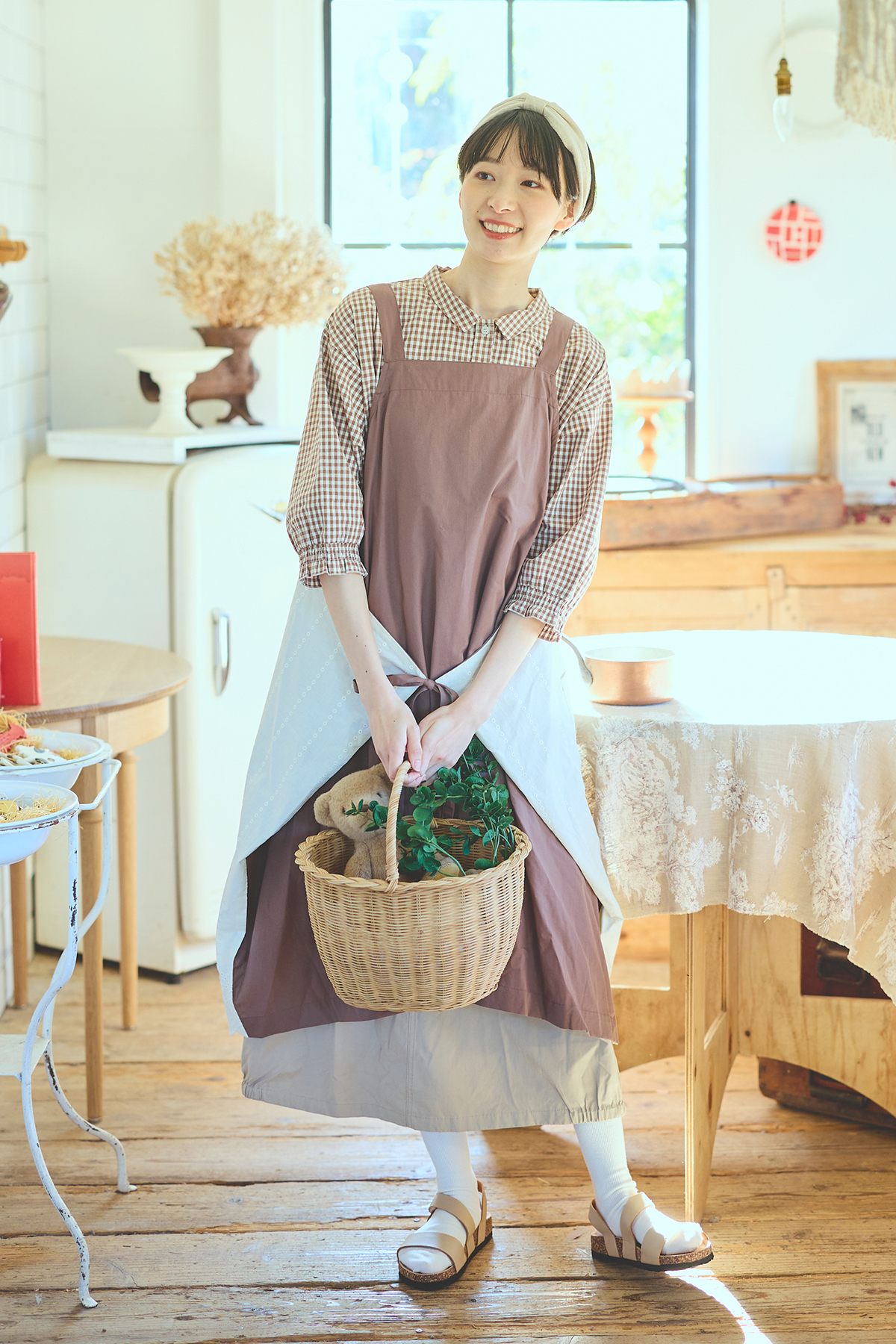 エプロンを着た女性モデルの写真