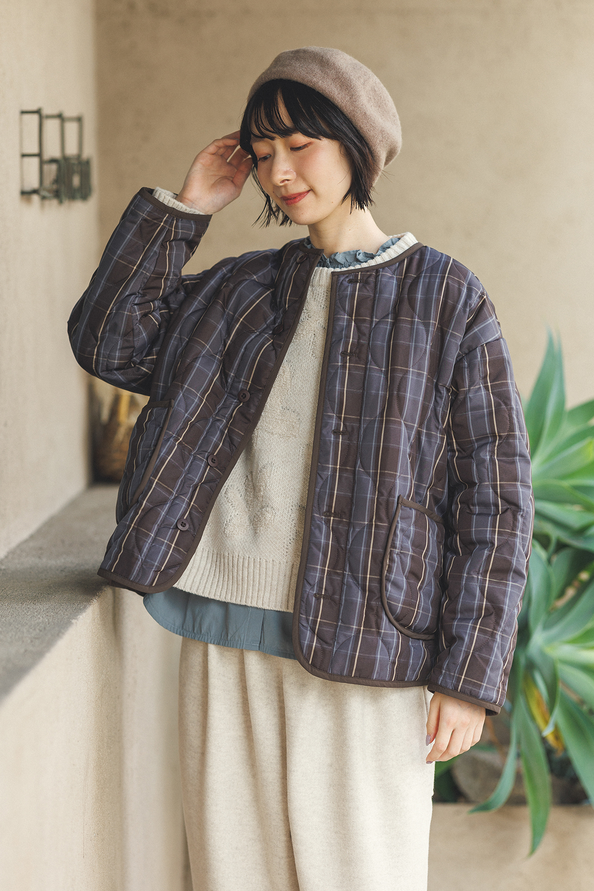 チェック柄のアウターを着た女性モデルの写真