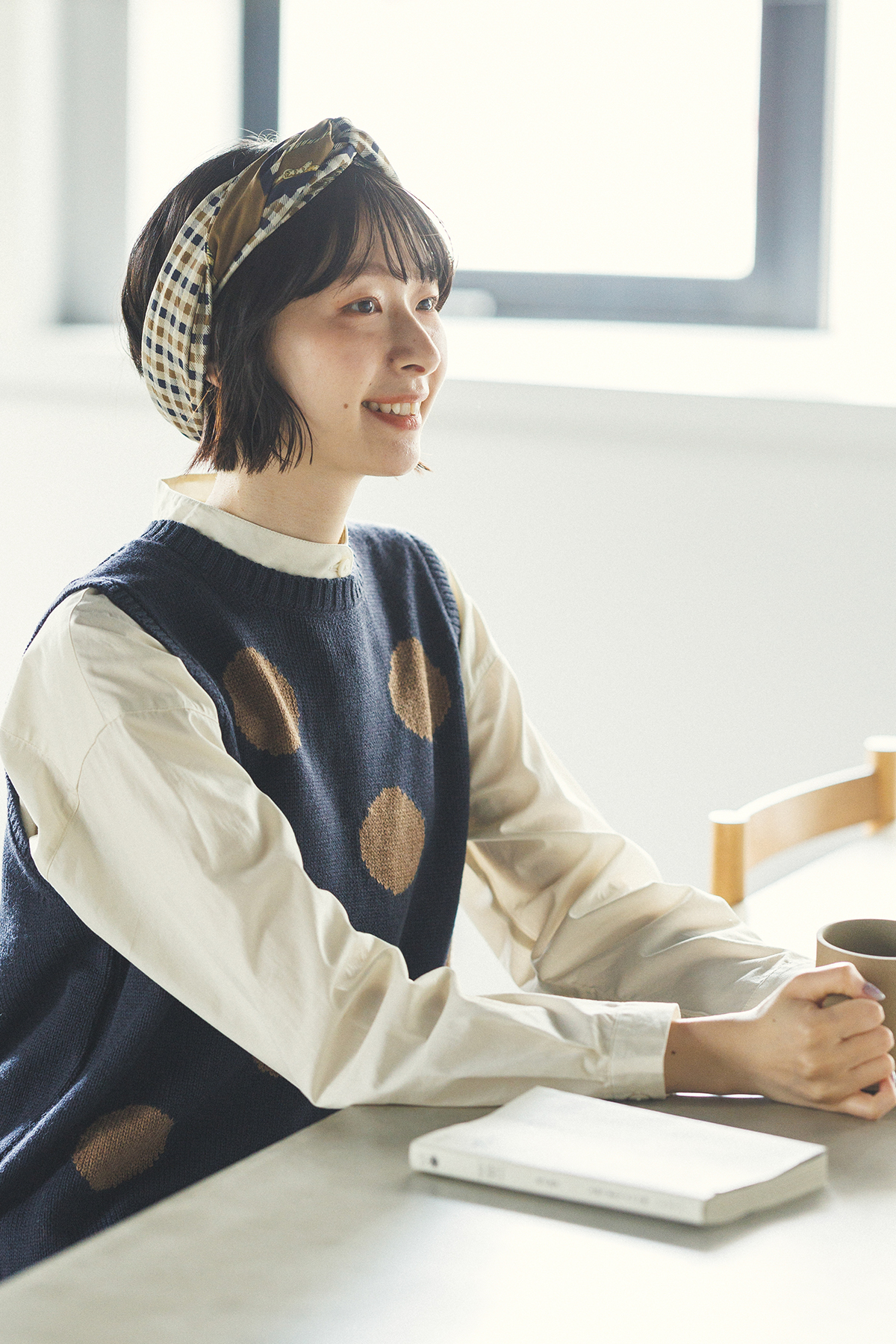 ドット柄のベストを着た女性モデルの写真
